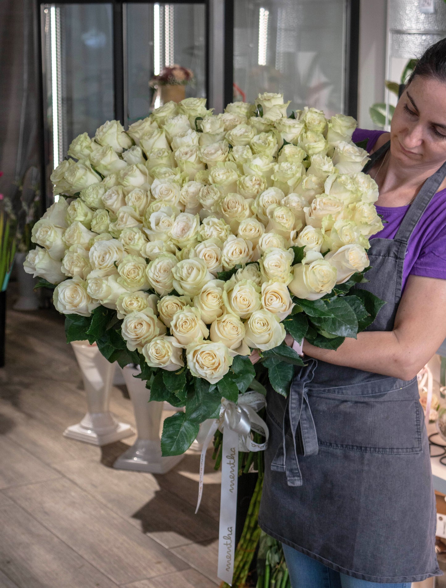 Buchet 101 trandafiri Reșița, Livrare buchet trandafiri Reșița, Flori proaspete Reșița, Buchet cu 101 trandafiri, Cadou floral Reșița, Trandafiri de calitate Resita, Aranjament floral deosebit Resita, Buchet elegant 101 trandafiri, Florărie Reșița, Trandafiri colorați pentru livrare în Reșița