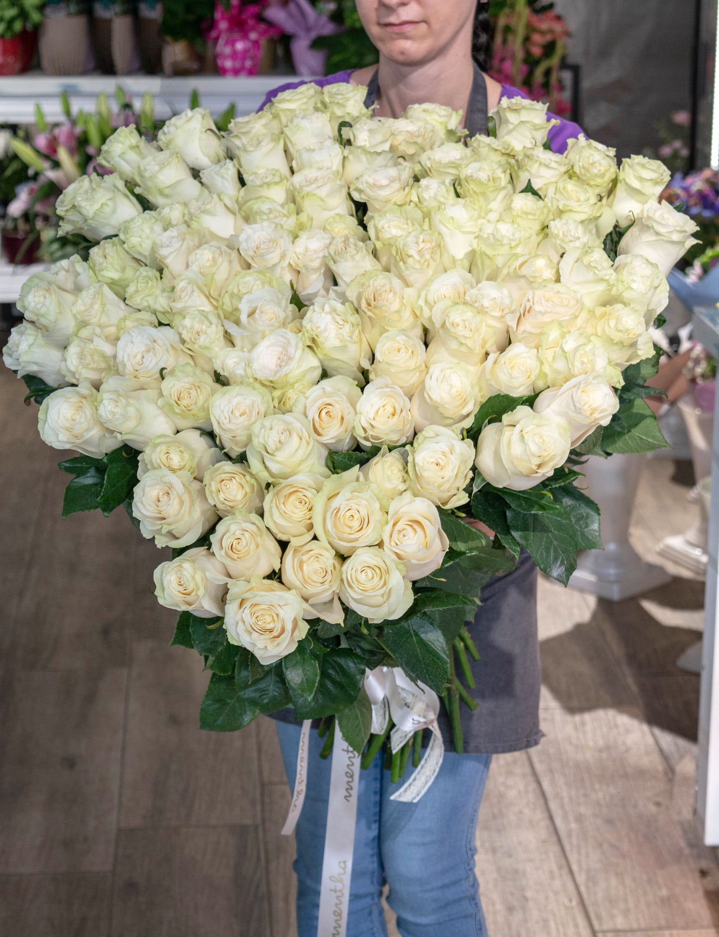 Buchet 101 trandafiri Reșița, Livrare buchet trandafiri Reșița, Flori proaspete Reșița, Buchet cu 101 trandafiri, Cadou floral Reșița, Trandafiri de calitate Resita, Aranjament floral deosebit Resita, Buchet elegant 101 trandafiri, Florărie Reșița, Trandafiri colorați pentru livrare în Reșița