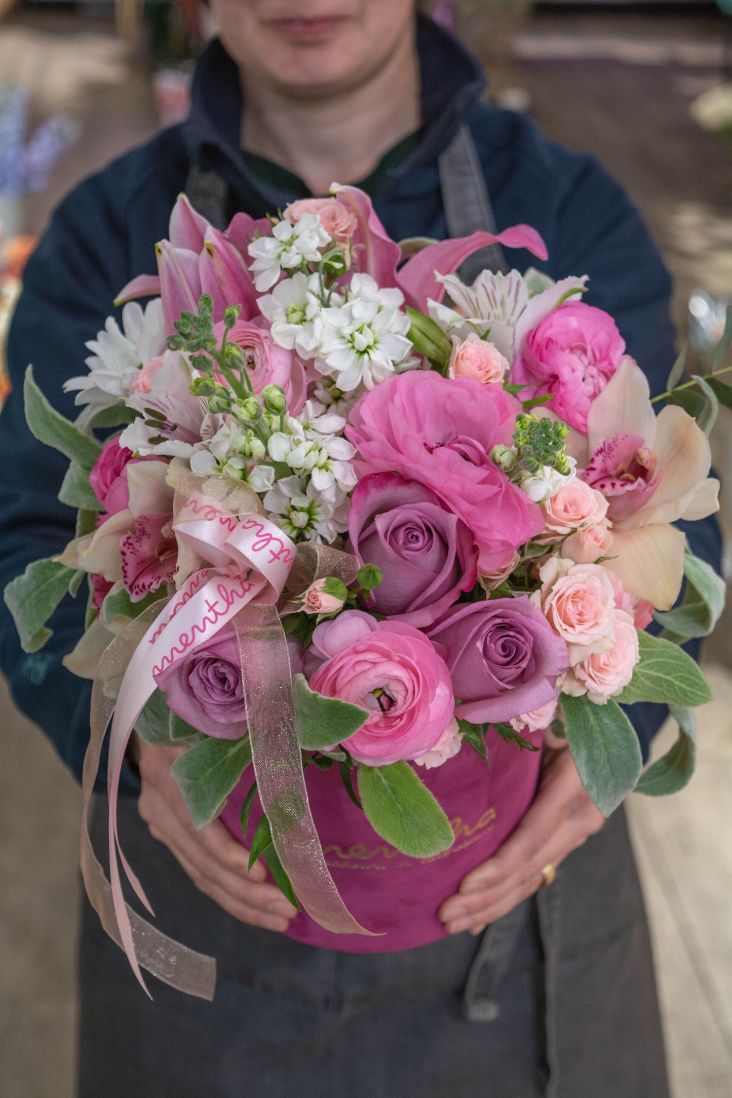 O privire de aproape la varietatea florilor: ultima imagine din colecția noastră, evidențiind armonia și prospețimea acestui buchet din cutie, cu livrare GRATUITĂ în Resita.