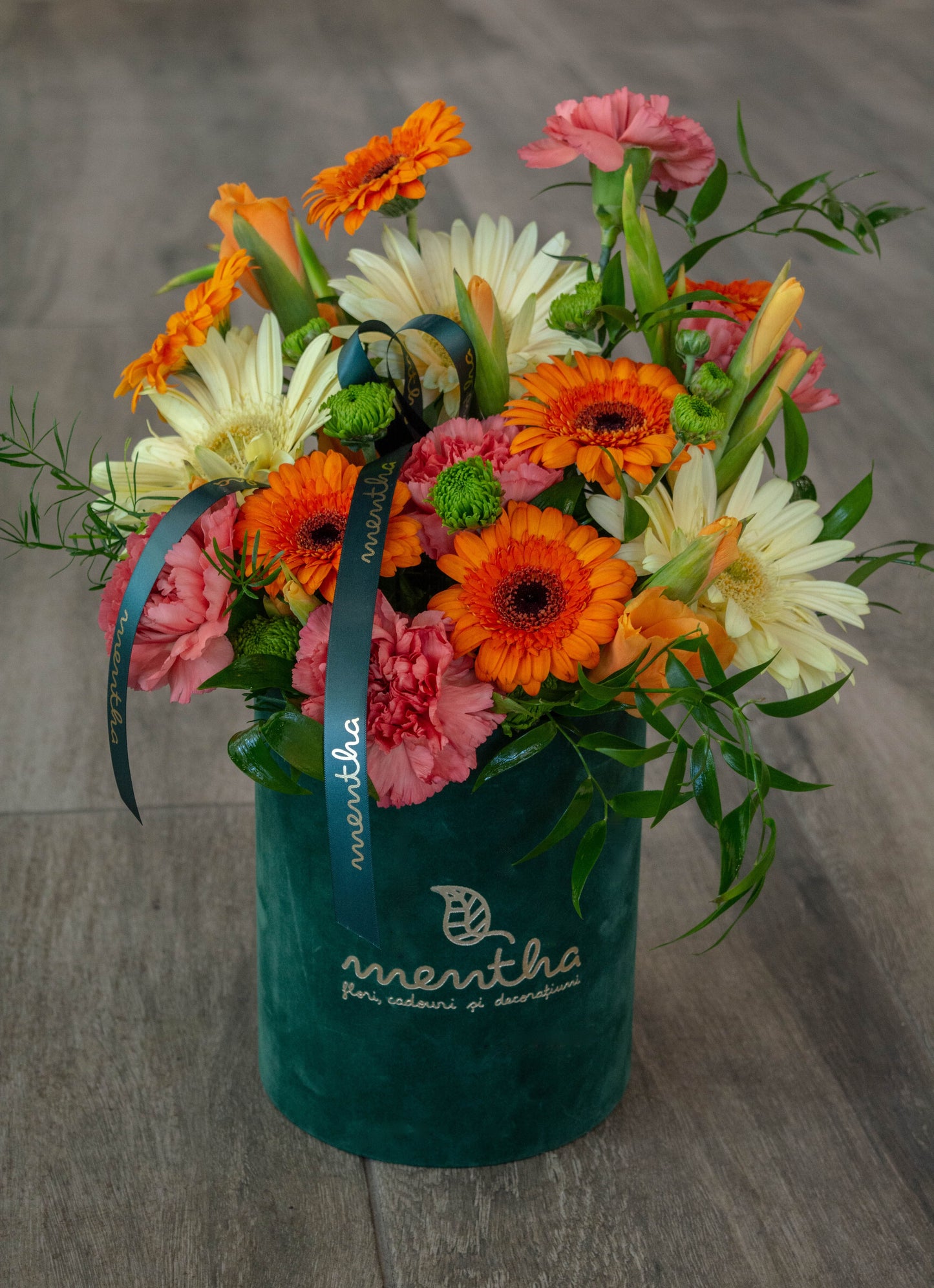 Cutie elegantă și plină de culoare cu gerbera și garoafe, un cadou fermecător pentru persoanele dragi