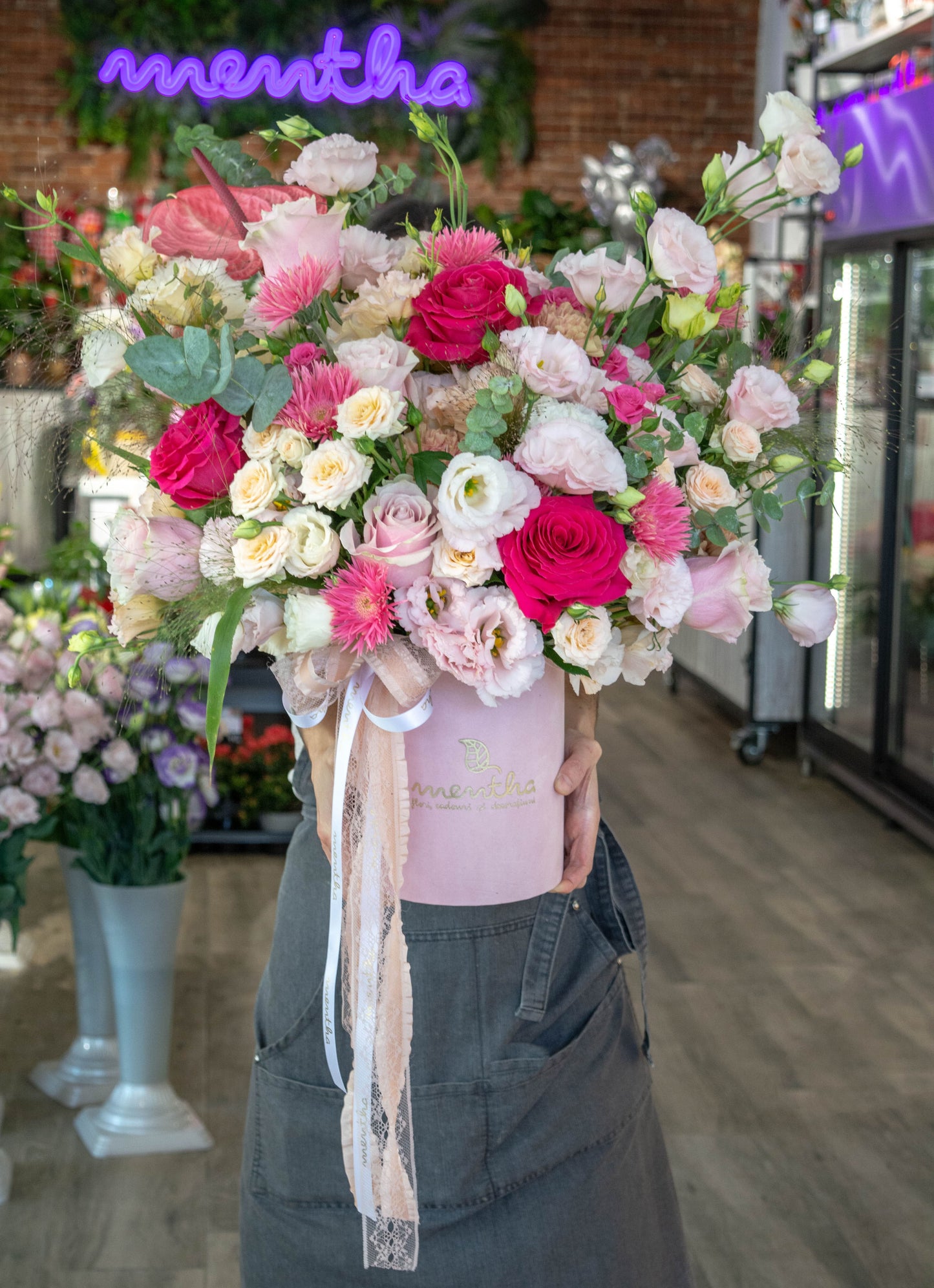 Detaliu din cutia noastră cu flori tablou în nuanțe de roz, prezentând anthurium, trandafiri și lisianthus într-o combinație captivantă, cu livrare GRATUITĂ în Resita