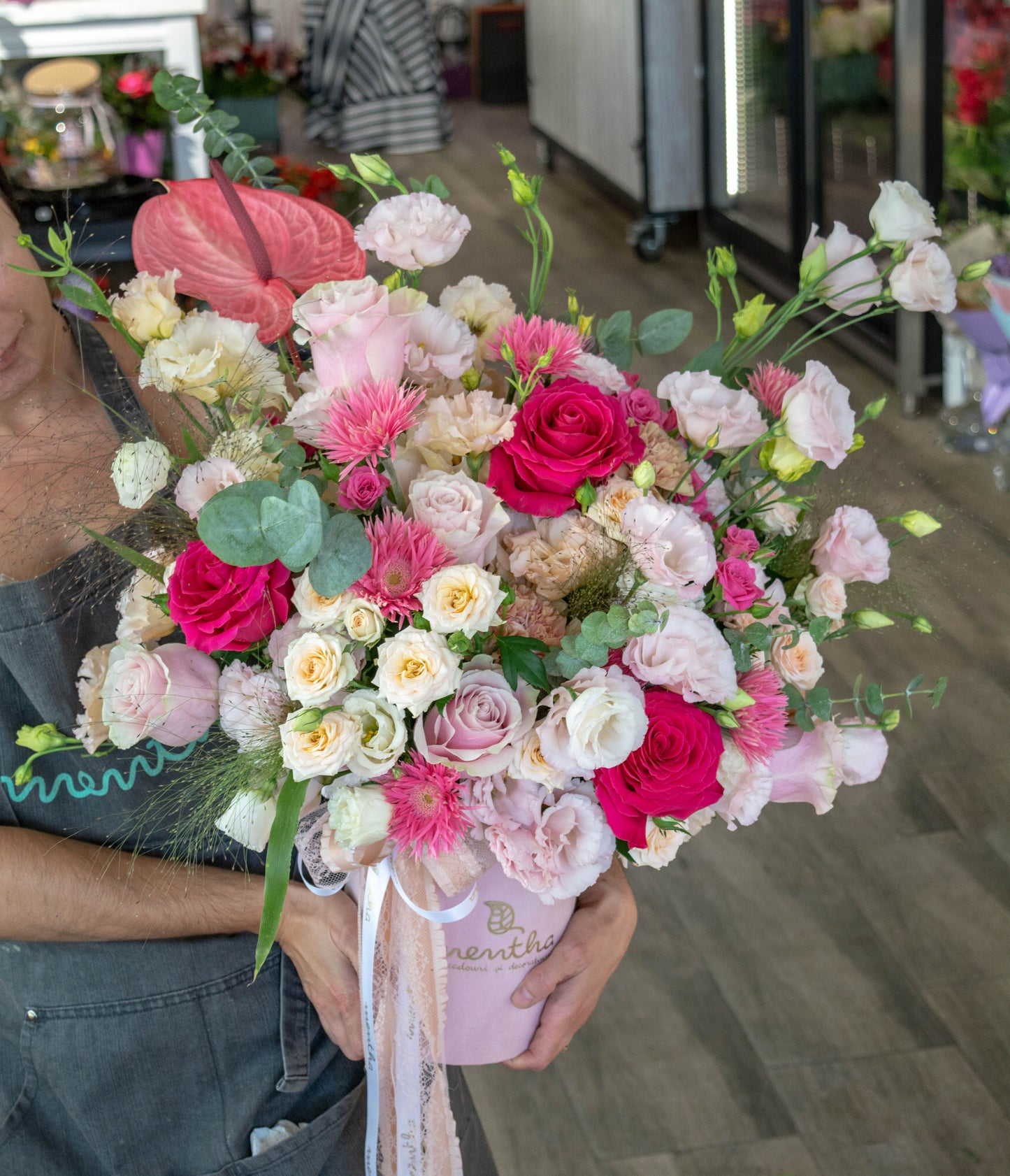 Aranjament floral sofisticat: imaginea a doua din colecția noastră cu cutia tablou, evidențiind minirozele și florile speciale, aducând prospețime și culoare în orice încăpere