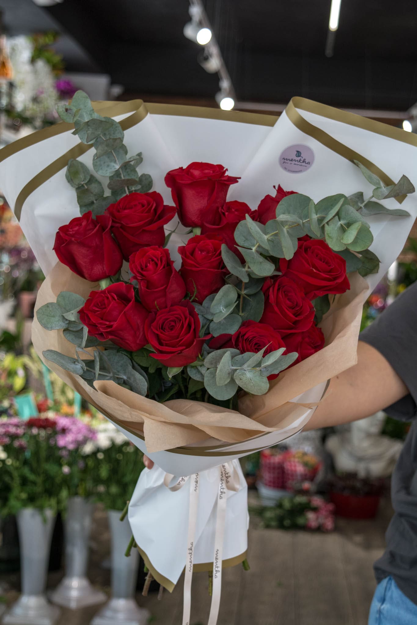 Cadou floral cu 13 trandafiri proaspeți și livrare GRATUITĂ Buchet elegant 13 trandafiri cu livrare GRATUITĂ în Resita Flori proaspete și parfumate cu livrare GRATUITĂ în Resita Trandafiri roșii și albi în buchet de 13 cu livrare GRATUITĂ Buchet simplu și frumos cu 13 trandafiri proaspeți și livrare GRATUITĂ