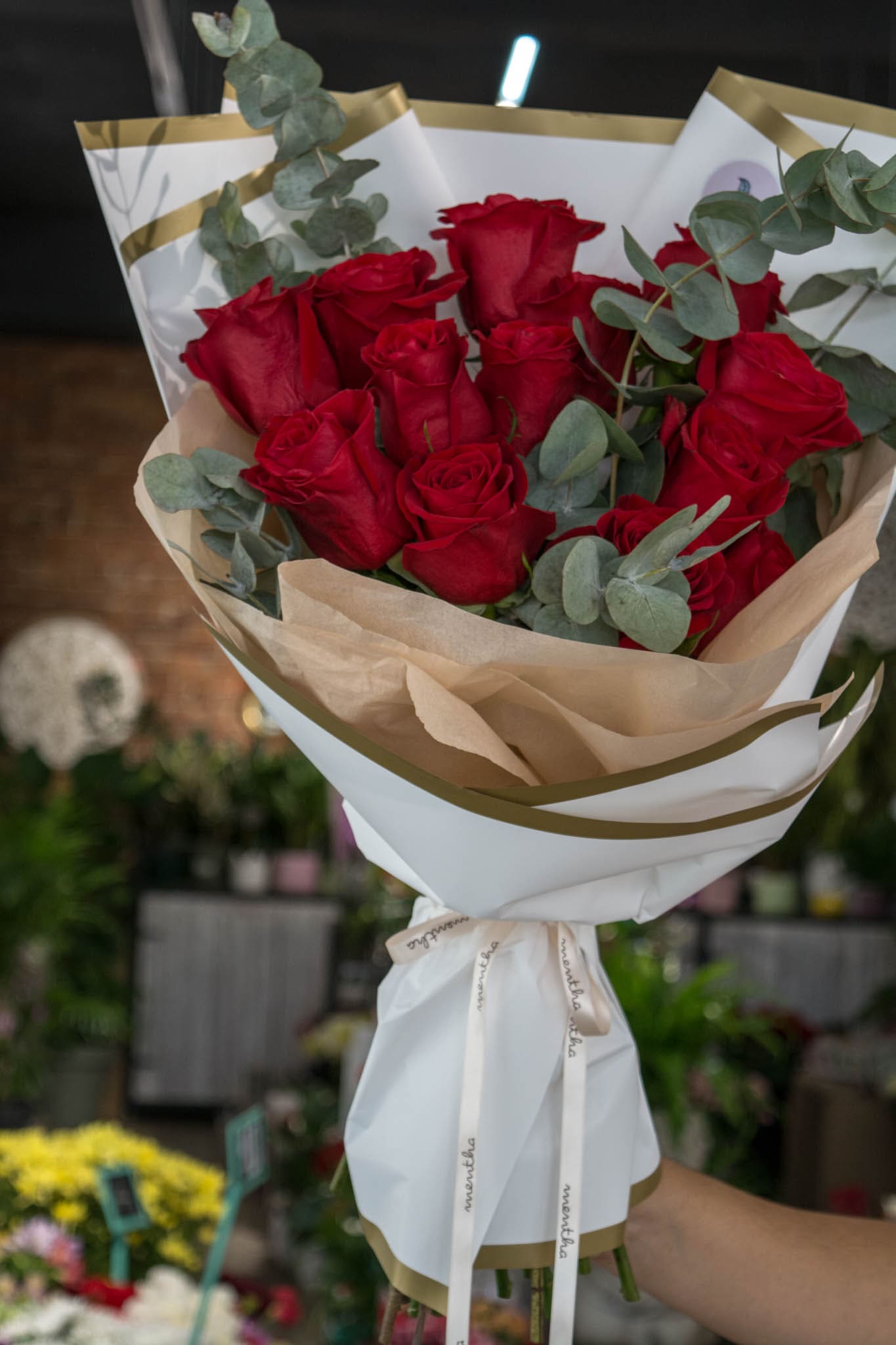 Cadou floral cu 13 trandafiri proaspeți și livrare GRATUITĂ Buchet elegant 13 trandafiri cu livrare GRATUITĂ în Resita Flori proaspete și parfumate cu livrare GRATUITĂ în Resita Trandafiri roșii și albi în buchet de 13 cu livrare GRATUITĂ Buchet simplu și frumos cu 13 trandafiri proaspeți și livrare GRATUITĂ