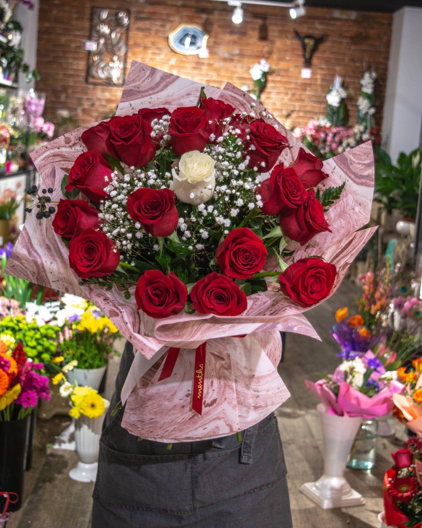 Buchet 19 trandafiri cu livrare GRATUITĂ în Resita Livrare GRATUITĂ buchet trandafiri 19 Resita Buchet proaspăt cu 19 trandafiri și livrare GRATUITĂ Aranjament floral elegant cu 19 trandafiri și livrare GRATUITĂ Trandafiri colorați pentru livrare GRATUITĂ în Resita