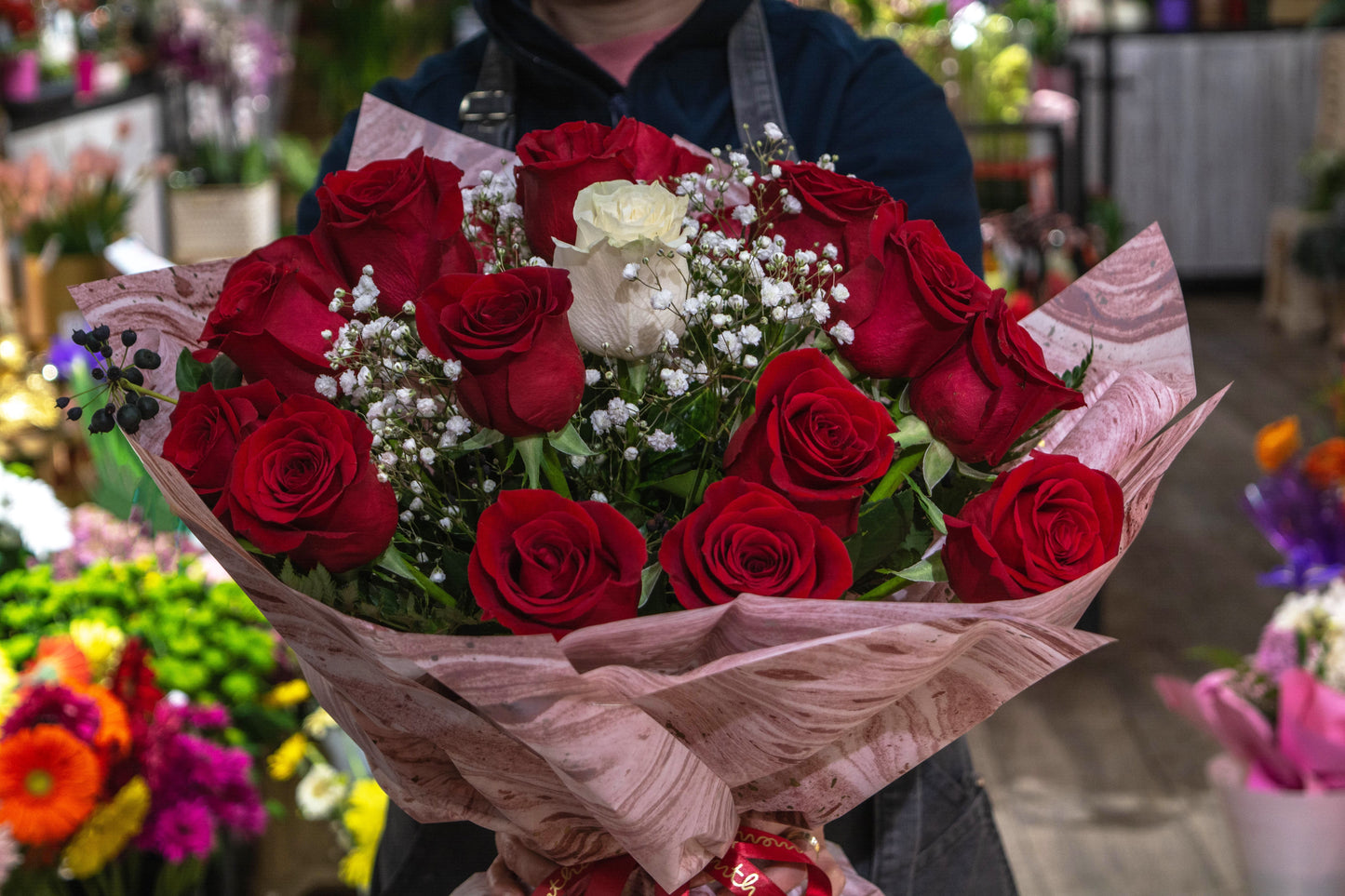 Buchet 19 trandafiri cu livrare GRATUITĂ în Resita Livrare GRATUITĂ buchet trandafiri 19 Resita Buchet proaspăt cu 19 trandafiri și livrare GRATUITĂ Aranjament floral elegant cu 19 trandafiri și livrare GRATUITĂ Trandafiri colorați pentru livrare GRATUITĂ în Resita