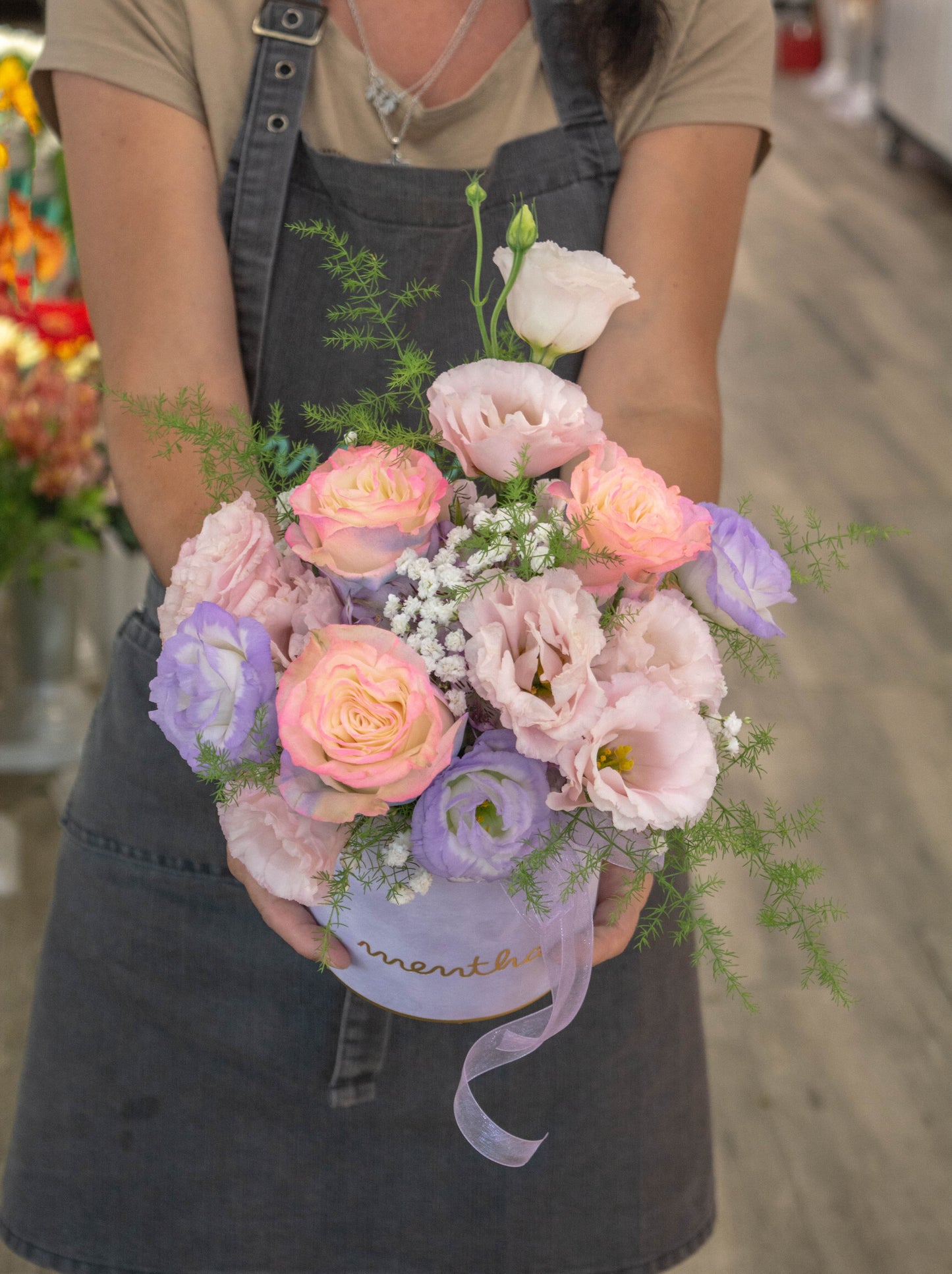 Cutie colorată cu flori Bubblegum: lisianthus și flori viu colorate, cu livrare GRATUITĂ în Resita.