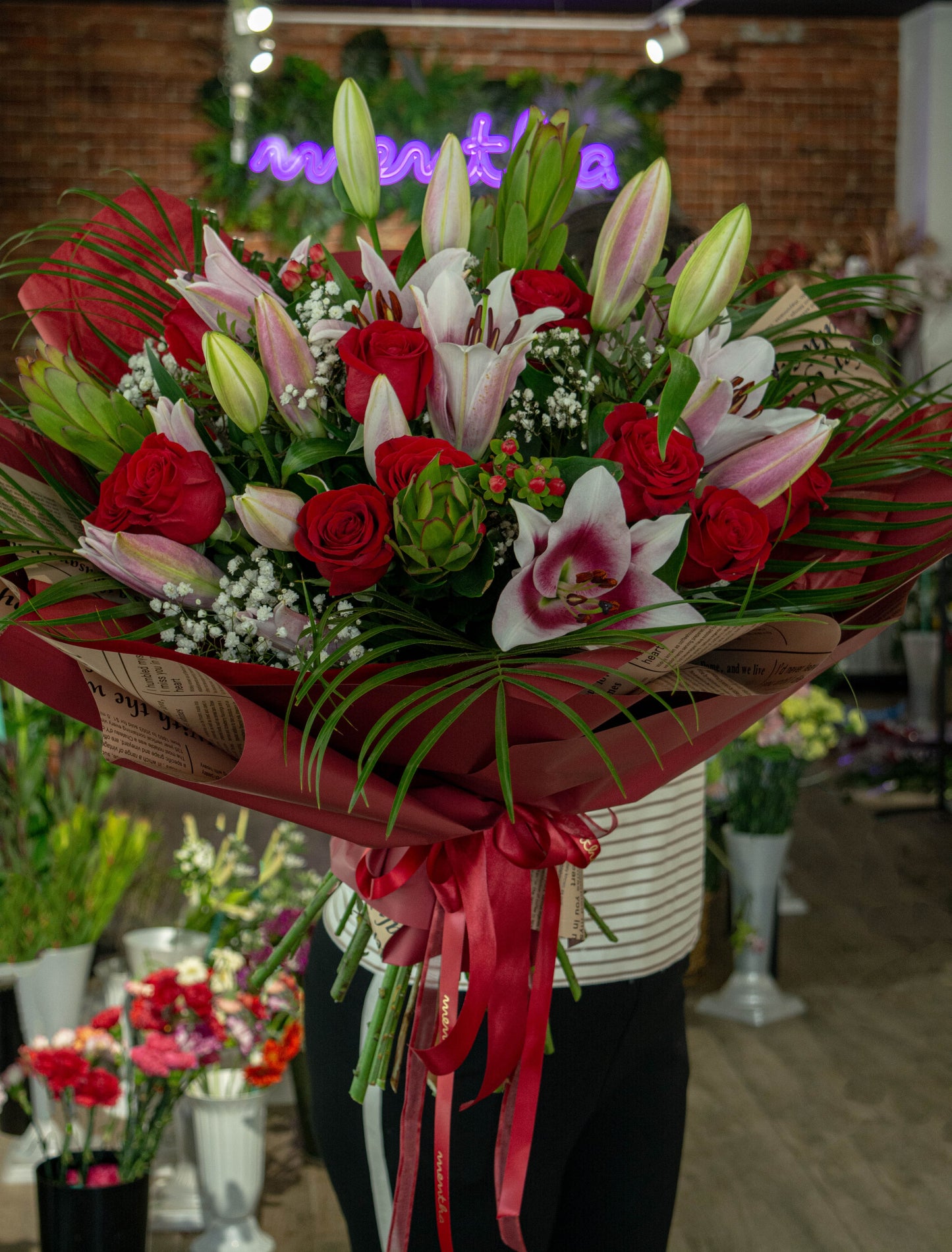 Buchet elegant cu crini imperiali și trandafiri, livrare flori GRATUITĂ în Resita Arome divine: buchet crini imperiali și trandafiri, livrare GRATUITĂ în Resita Comandă acum: Buchet cu crini imperiali și trandafiri, livrare GRATUITĂ în Resita Parfum sublim: buchet cu crini imperiali și trandafiri, livrare GRATUITĂ în Resita Buchet proaspăt cu crini imperiali și trandafiri, livrare GRATUITĂ în Resita