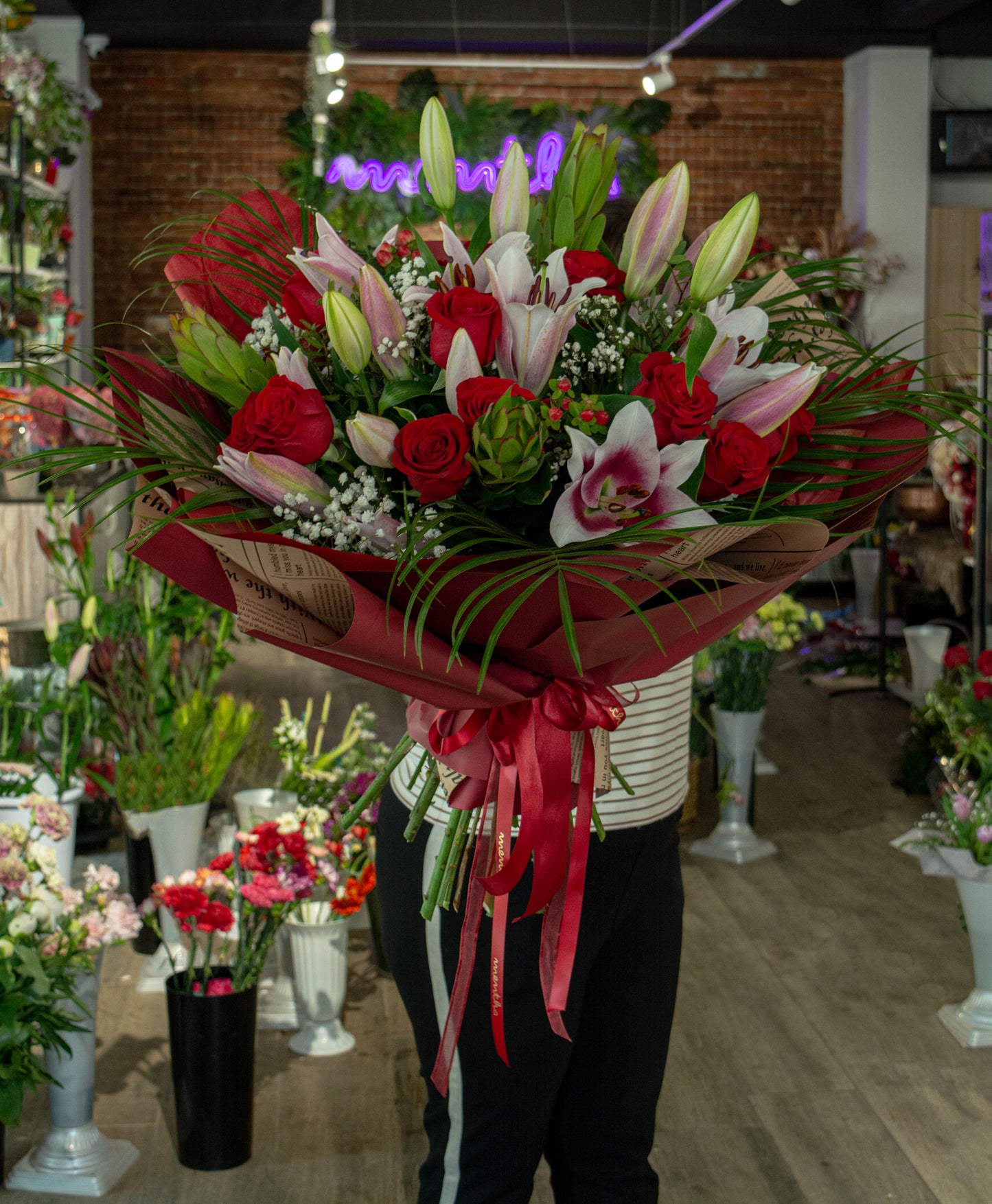 Buchet elegant cu crini imperiali și trandafiri, livrare flori GRATUITĂ în Resita Arome divine: buchet crini imperiali și trandafiri, livrare GRATUITĂ în Resita Comandă acum: Buchet cu crini imperiali și trandafiri, livrare GRATUITĂ în Resita Parfum sublim: buchet cu crini imperiali și trandafiri, livrare GRATUITĂ în Resita Buchet proaspăt cu crini imperiali și trandafiri, livrare GRATUITĂ în Resita