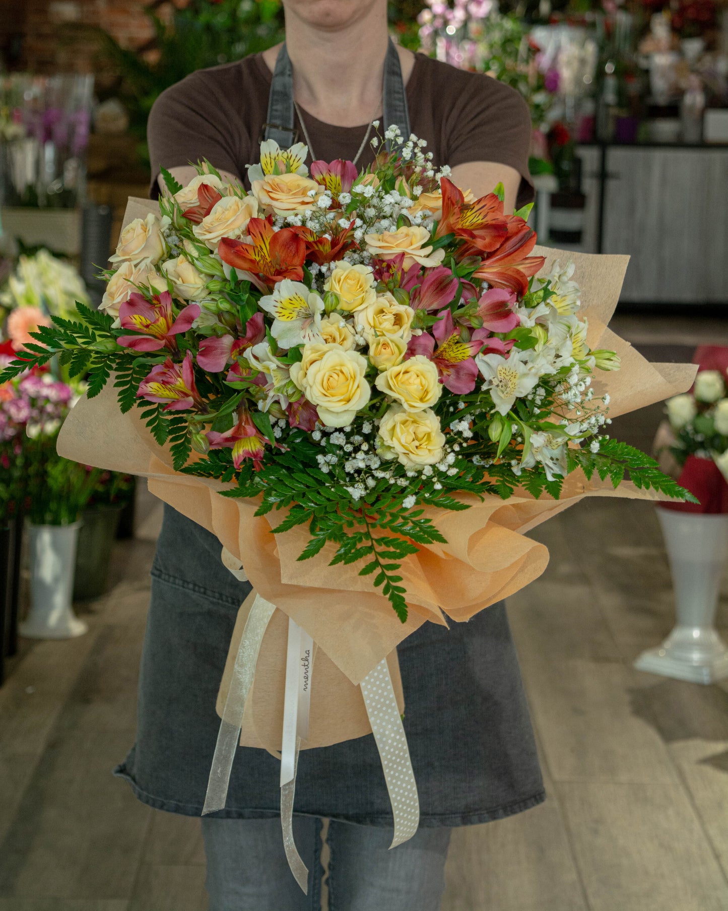 Buchet lejer de vară culorat cu trandafiri miniroz și alstroemeria - livrare flori în Reșița