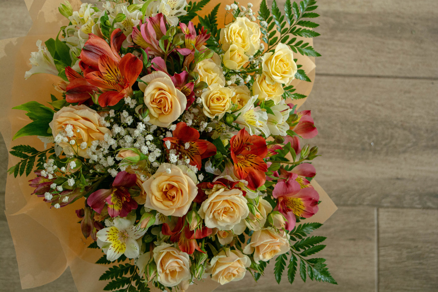 Buchet cu trandafiri miniroz și alstroemeria în vară - livrare gratuită flori în Reșița