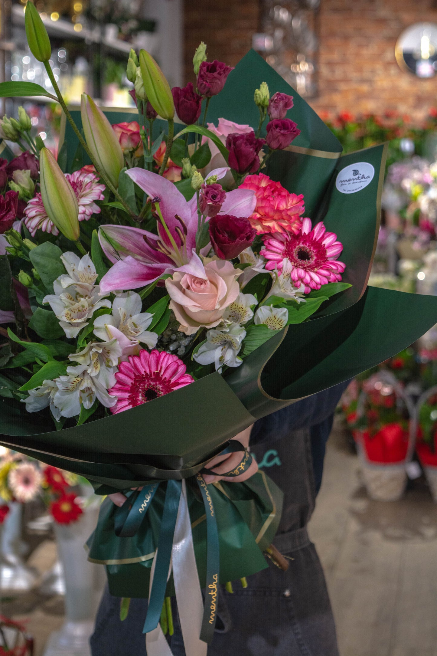 Gerbera și alstroemeria într-o explozie de culori: privire de aproape, surprinzând varietatea și vitalitatea acestor flori captivante, cu livrare GRATUITĂ în Resita.
