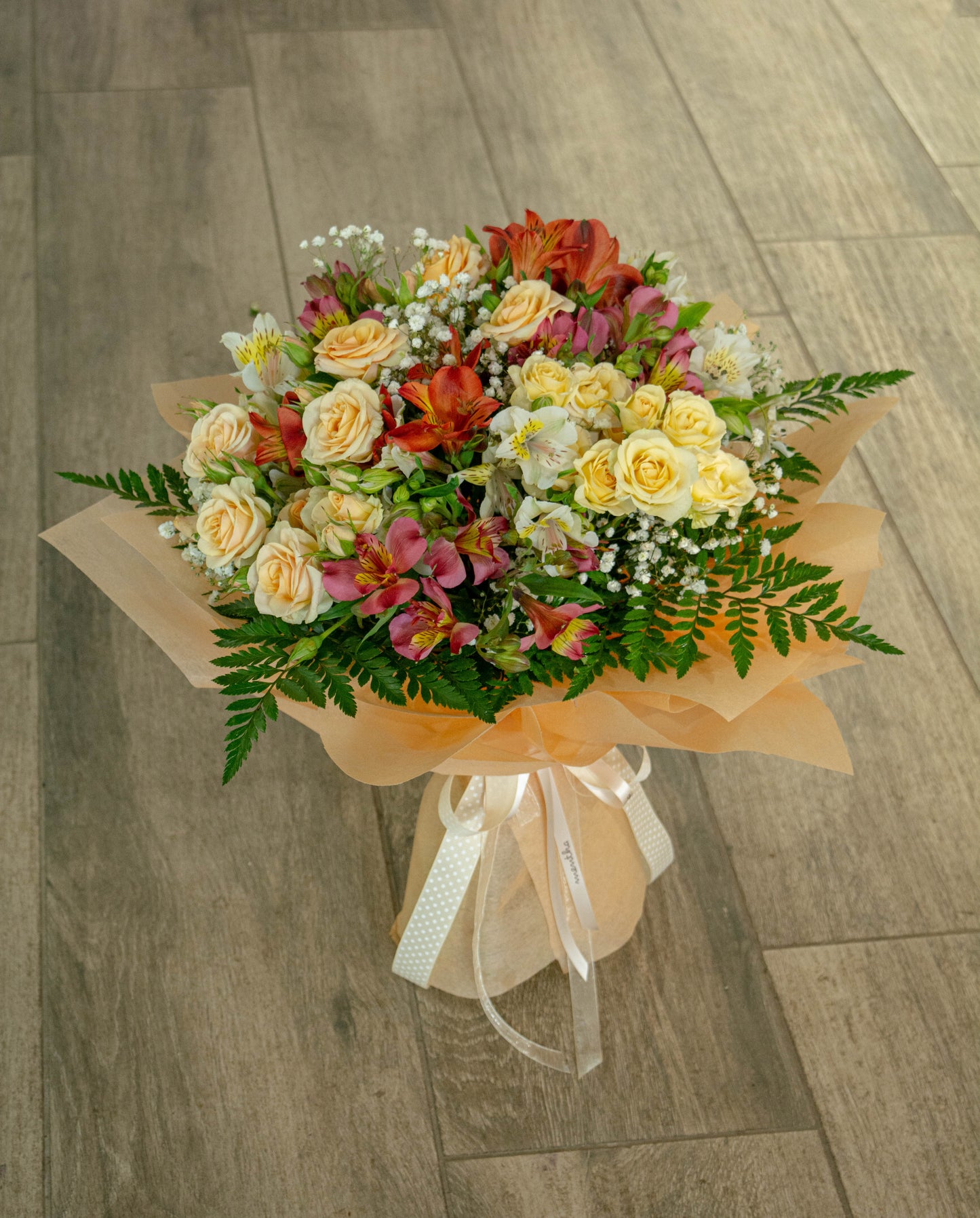 Aranjament floral de vară cu trandafiri miniroz și alstroemeria - buchet culorat - livrare flori în Reșița