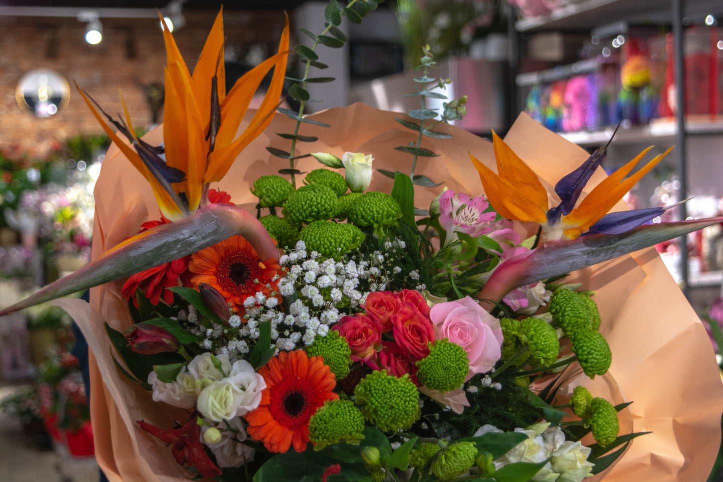 Adăugați o notă de prospețime și exotism în casa dumneavoastră cu acest buchet îndrăzneț - livrare gratuită în Resita!