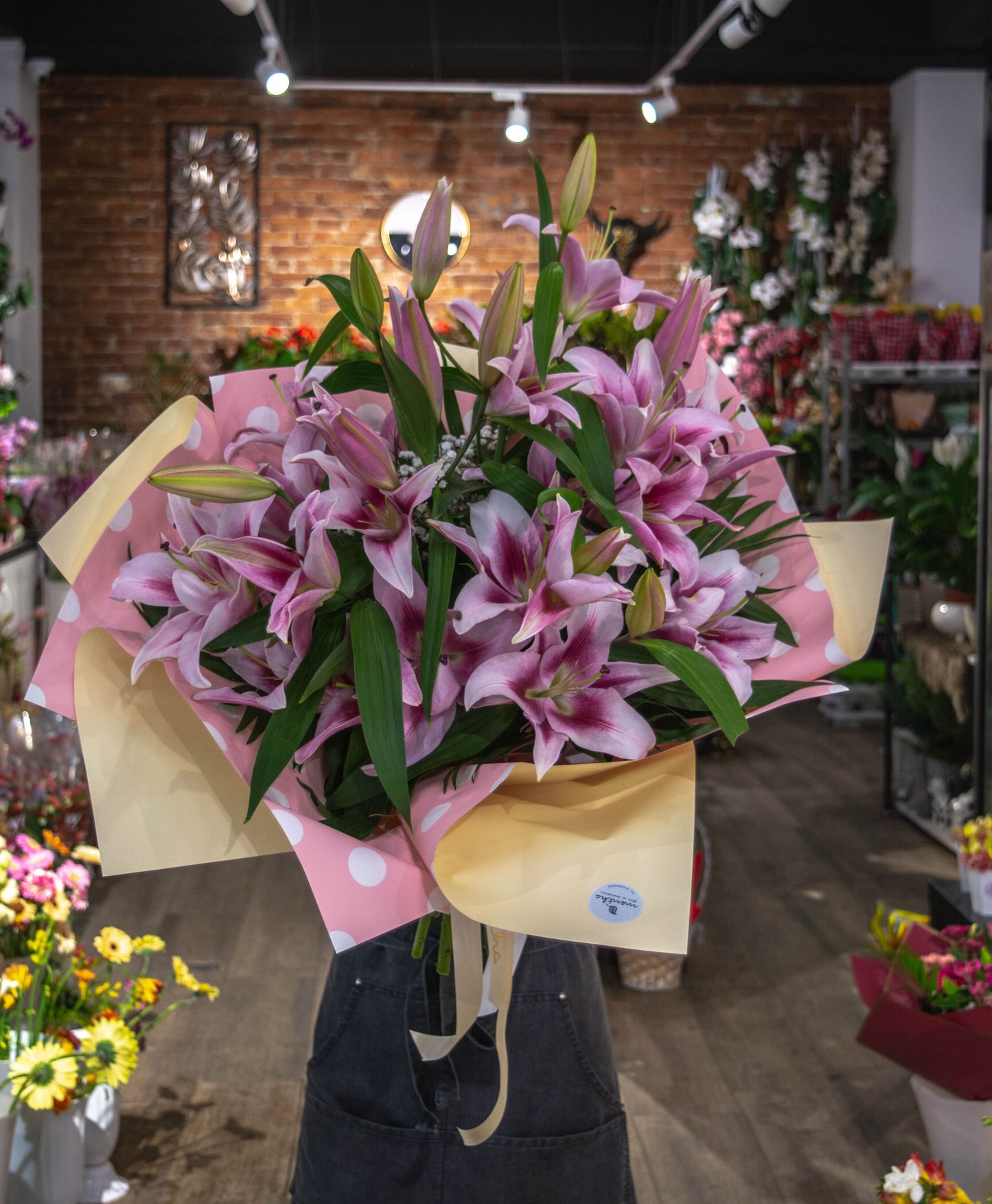 Buchet crini imperiali roz cu livrare flori GRATUITĂ în Resita Arome divine: buchet crini imperiali roz, livrare GRATUITĂ în Resita Comandă acum: Buchet crini imperiali roz, livrare GRATUITĂ în Resita Parfum sublim: buchet crini imperiali roz cu livrare GRATUITĂ în Resita Buchet proaspăt cu crini imperiali roz, livrare GRATUITĂ în Resita