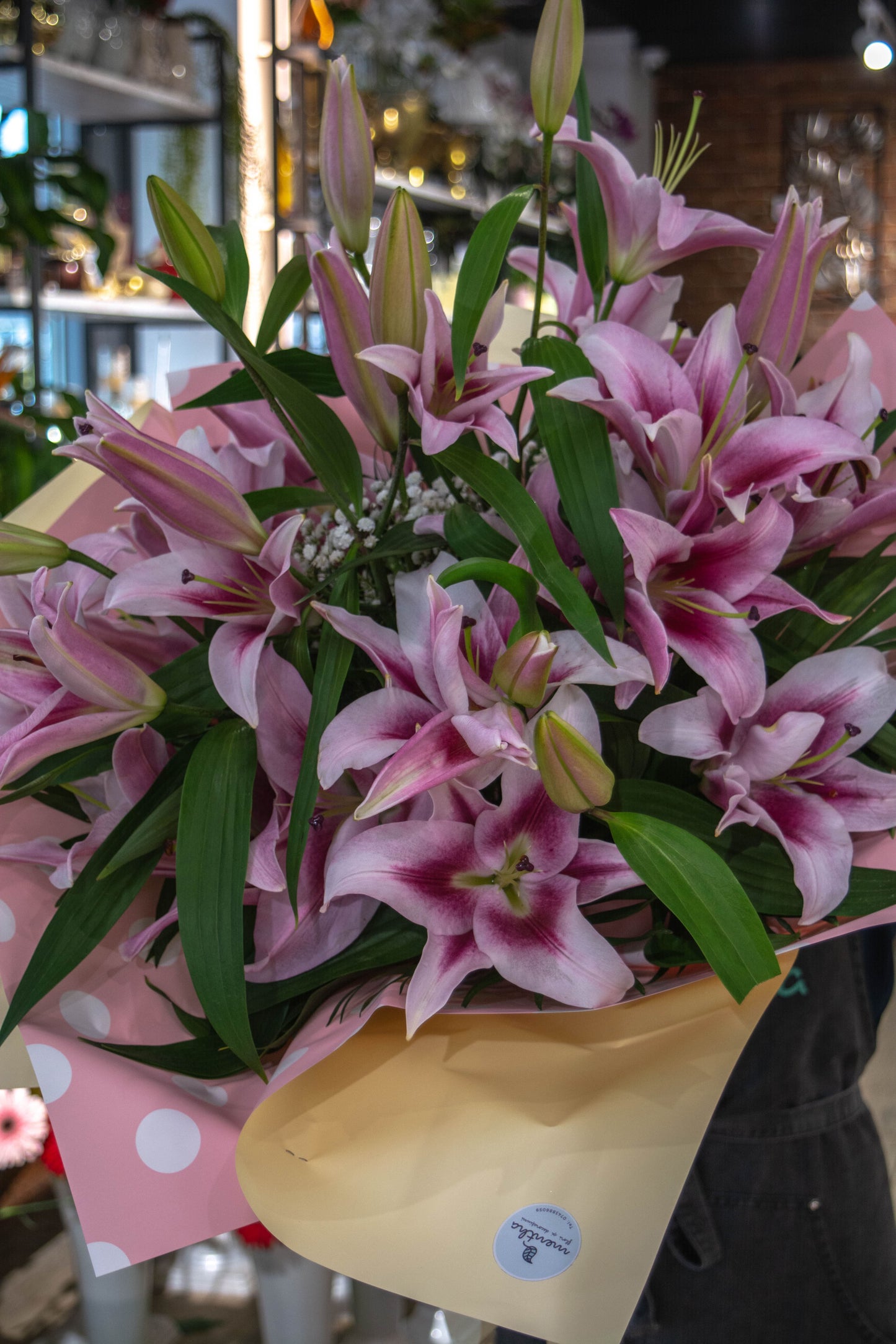 Buchet crini imperiali roz cu livrare flori GRATUITĂ în Resita Arome divine: buchet crini imperiali roz, livrare GRATUITĂ în Resita Comandă acum: Buchet crini imperiali roz, livrare GRATUITĂ în Resita Parfum sublim: buchet crini imperiali roz cu livrare GRATUITĂ în Resita Buchet proaspăt cu crini imperiali roz, livrare GRATUITĂ în Resita