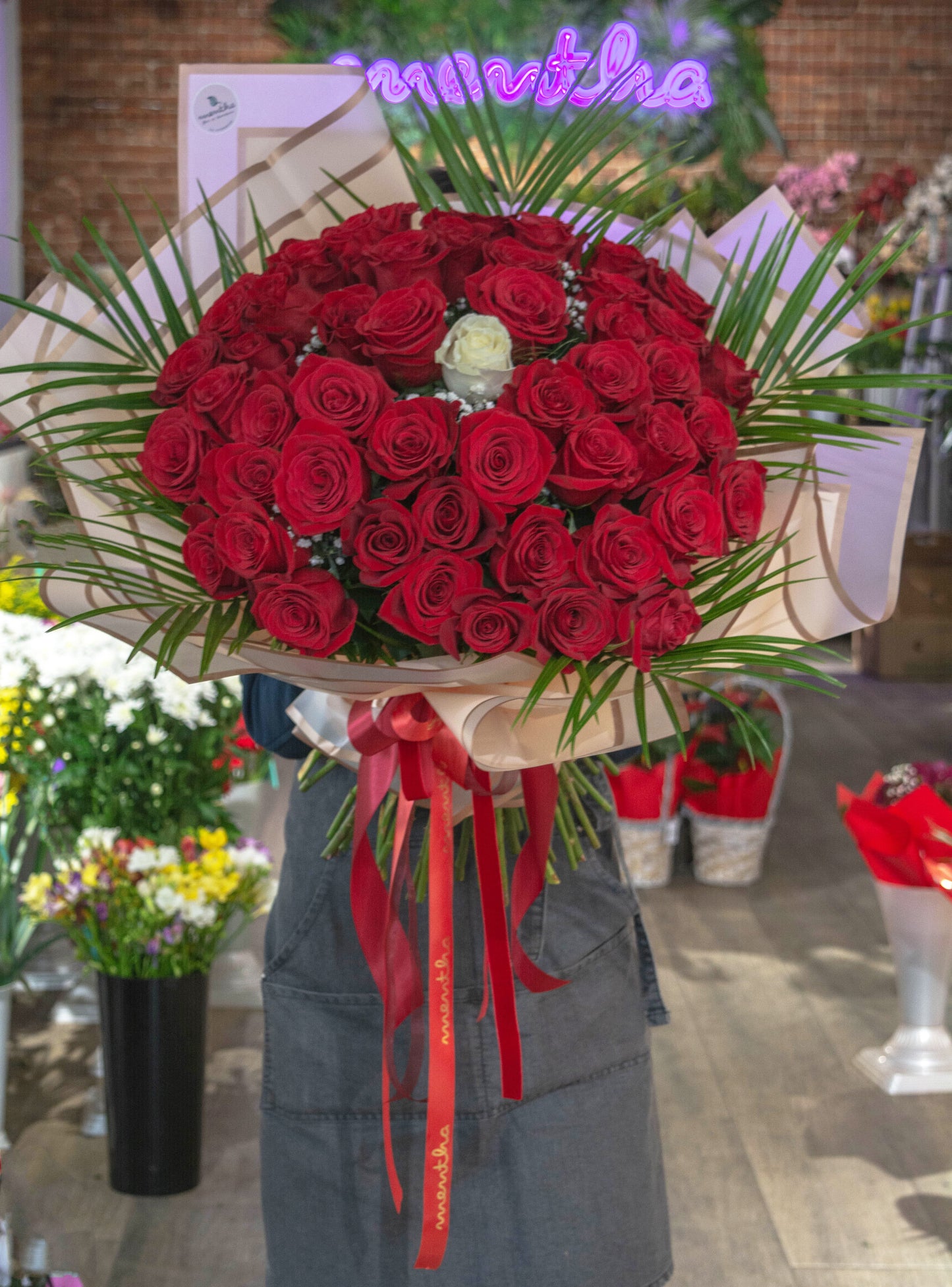 Buchet 81 trandafiri cu livrare GRATUITĂ în Resita Livrare GRATUITĂ buchet trandafiri 81 Resita Aranjament floral impresionant cu 81 trandafiri și livrare GRATUITĂ Trandafiri proaspeți pentru livrare GRATUITĂ în Resita Cadou floral cu 81 trandafiri și livrare GRATUITĂ în Resita