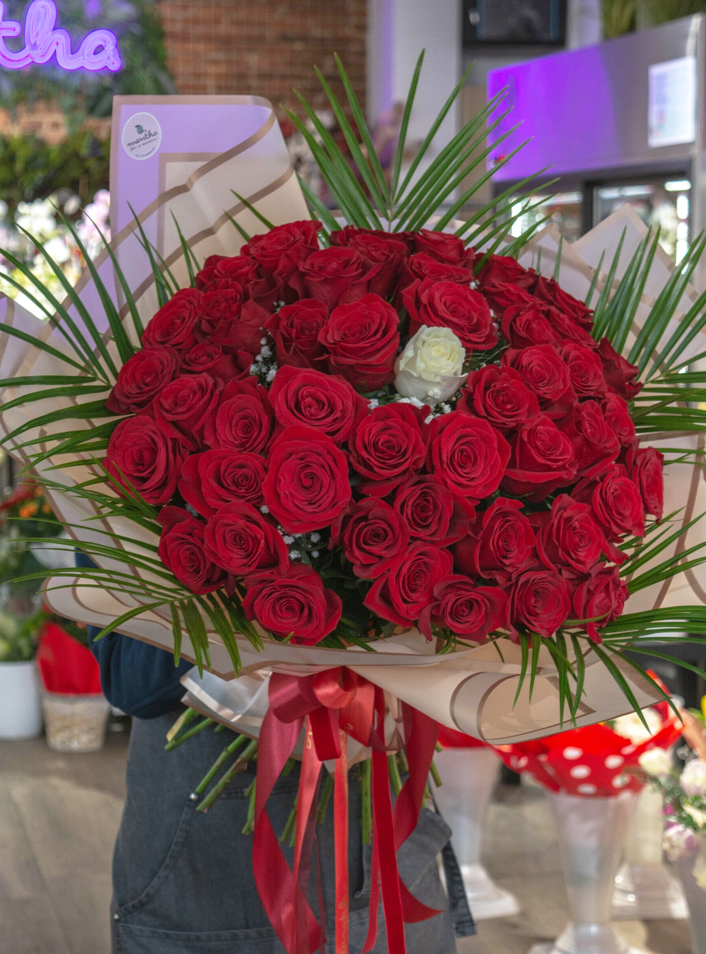 Buchet luxuriant cu 81 trandafiri și livrare GRATUITĂ Trandafiri roșii și albi în buchet de 81 cu livrare GRATUITĂ Livrare rapidă și GRATUITĂ pentru buchetul de 81 trandafiri în Resita Flori proaspete și parfumate cu livrare GRATUITĂ în Resita Aranjament floral elegant pentru livrare GRATUITĂ în Resita cu 81 trandafiri