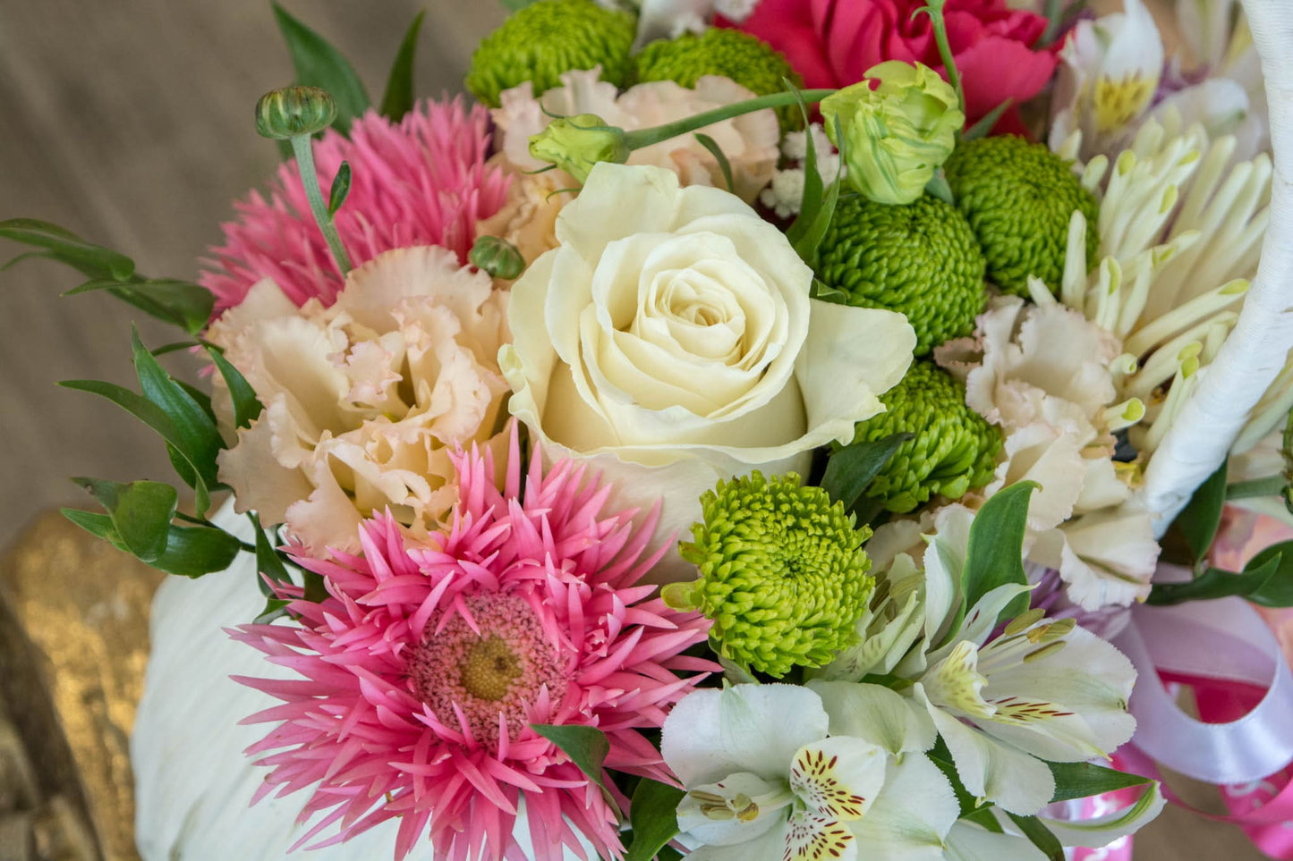 Coș floral viu colorat și livrare GRATUITĂ în Resita Flori proaspete și variate livrate GRATUIT în Resita Comandă acum pentru livrare GRATUITĂ în Resita: Coș cu flori asortate Coș cu flori viu colorate și livrare GRATUITĂ la ușa ta în Resita
