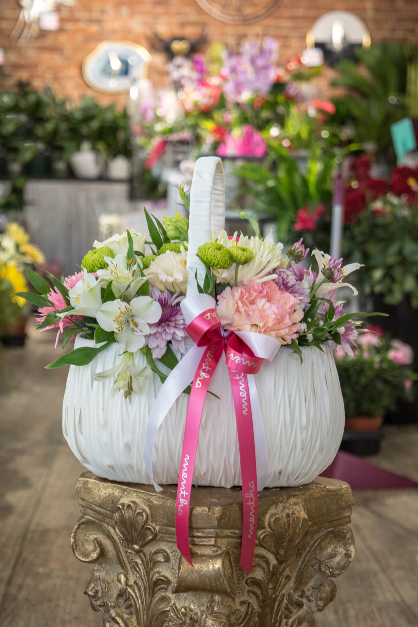 Coș floral viu colorat și livrare GRATUITĂ în Resita Flori proaspete și variate livrate GRATUIT în Resita Comandă acum pentru livrare GRATUITĂ în Resita: Coș cu flori asortate Coș cu flori viu colorate și livrare GRATUITĂ la ușa ta în Resita
