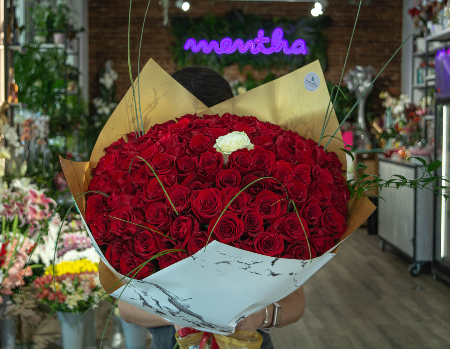 Buchet 121 trandafiri Resita, Livrare buchet trandafiri 121 Resita, Flori proaspete 121 trandafiri Resita, Buchet cu 121 trandafiri, Cadou floral 121 trandafiri Resita, Trandafiri de calitate 121 Resita, Aranjament floral 121 deosebit Resita, Buchet elegant 121 trandafiri Resita, Florărie Resita 121 trandafiri, Trandafiri colorați pentru livrare în Resita 121