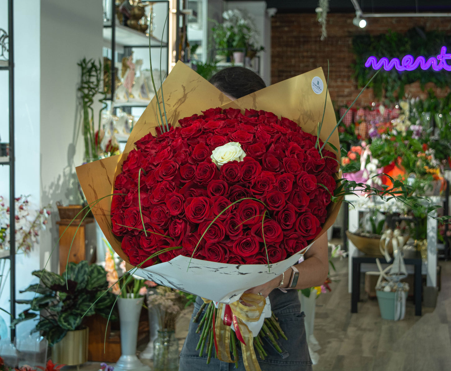 Buchet 121 trandafiri Resita, Livrare buchet trandafiri 121 Resita, Flori proaspete 121 trandafiri Resita, Buchet cu 121 trandafiri, Cadou floral 121 trandafiri Resita, Trandafiri de calitate 121 Resita, Aranjament floral 121 deosebit Resita, Buchet elegant 121 trandafiri Resita, Florărie Resita 121 trandafiri, Trandafiri colorați pentru livrare în Resita 121