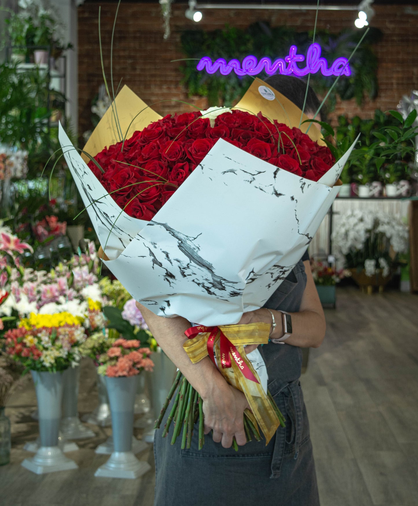 Buchet 121 trandafiri Resita, Livrare buchet trandafiri 121 Resita, Flori proaspete 121 trandafiri Resita, Buchet cu 121 trandafiri, Cadou floral 121 trandafiri Resita, Trandafiri de calitate 121 Resita, Aranjament floral 121 deosebit Resita, Buchet elegant 121 trandafiri Resita, Florărie Resita 121 trandafiri, Trandafiri colorați pentru livrare în Resita 121