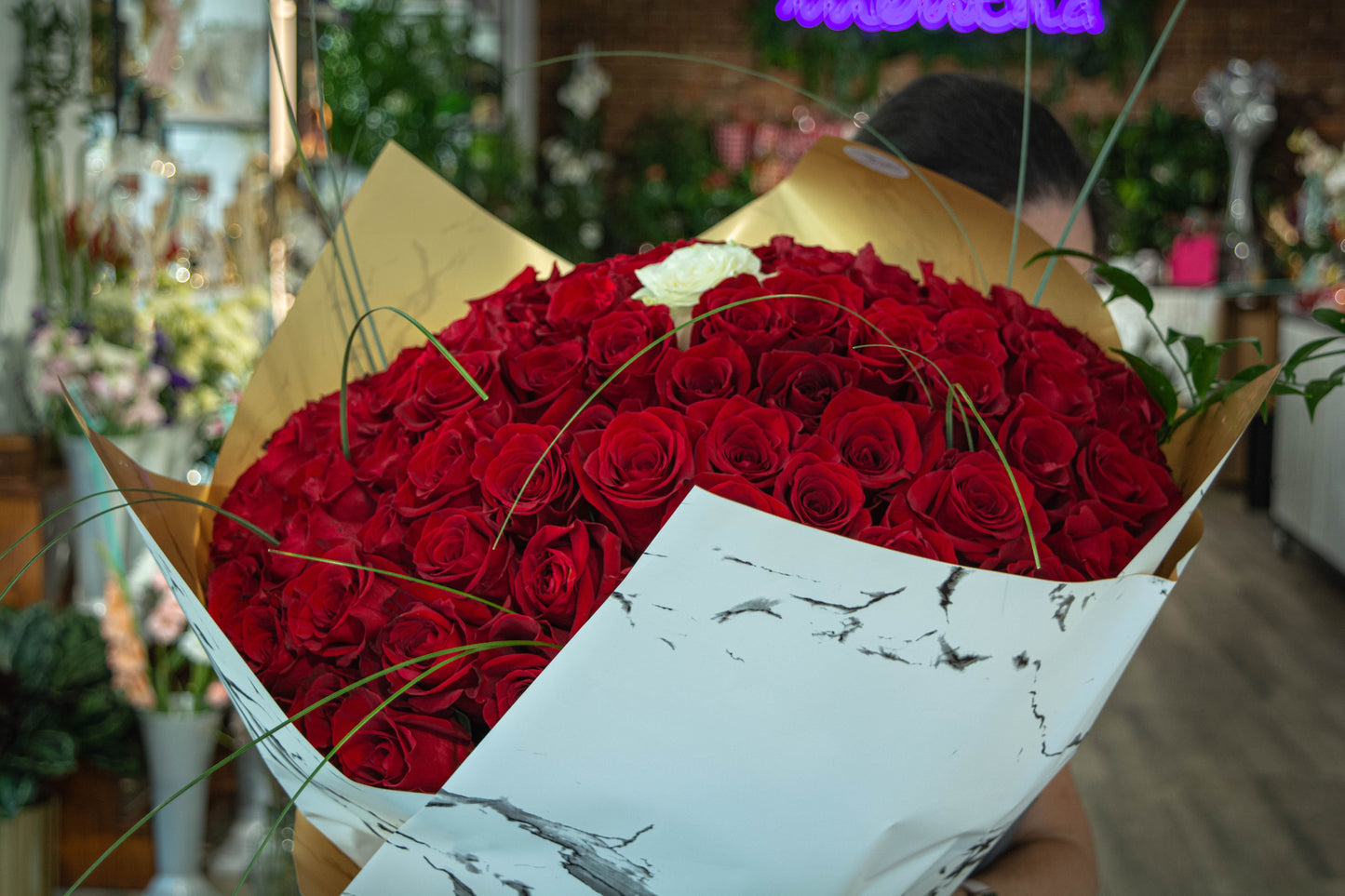 Buchet 121 trandafiri Resita, Livrare buchet trandafiri 121 Resita, Flori proaspete 121 trandafiri Resita, Buchet cu 121 trandafiri, Cadou floral 121 trandafiri Resita, Trandafiri de calitate 121 Resita, Aranjament floral 121 deosebit Resita, Buchet elegant 121 trandafiri Resita, Florărie Resita 121 trandafiri, Trandafiri colorați pentru livrare în Resita 121