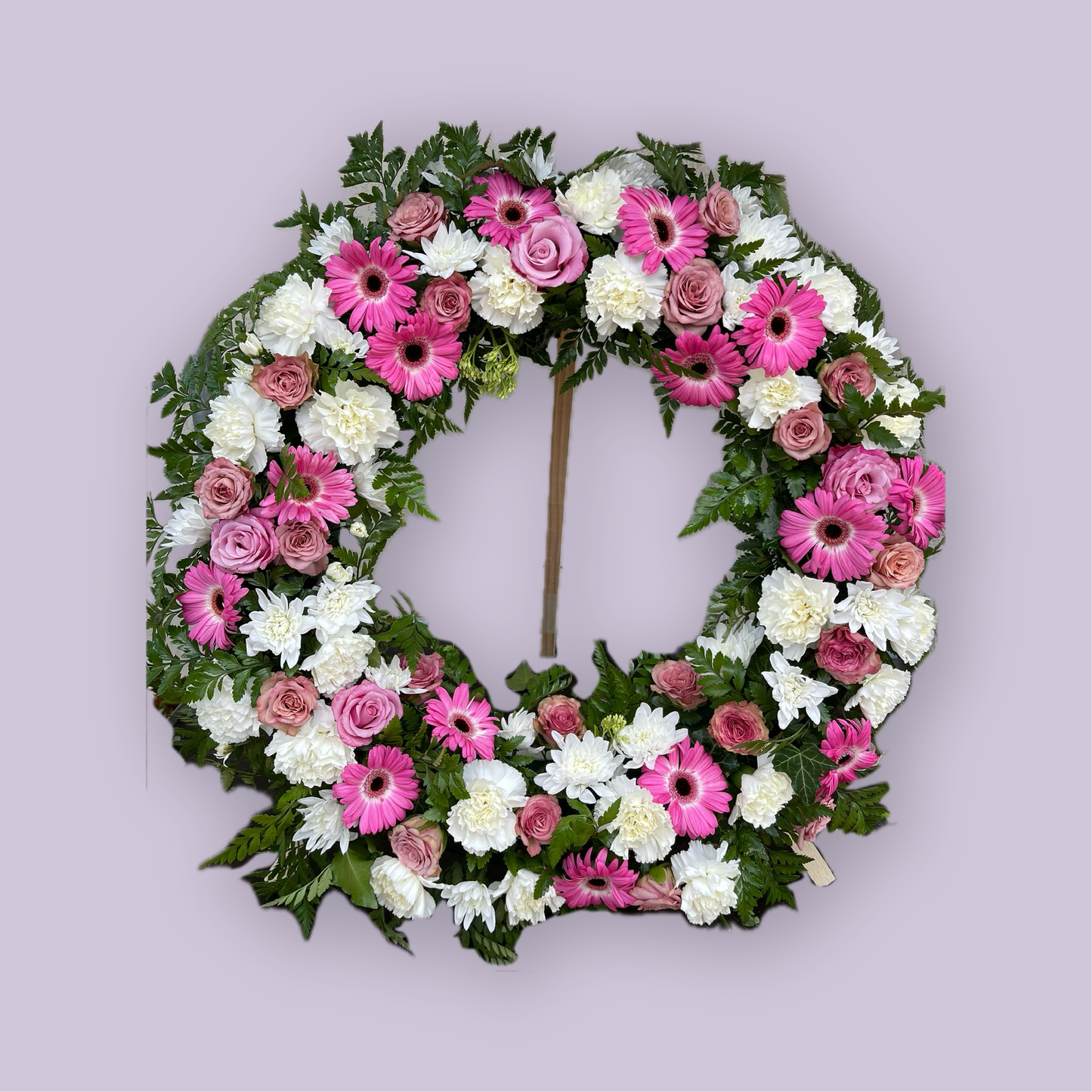 Coroană funerară cu trandafiri mov pal, crizanteme albe și gerbera roz - coroane funerare Reșița