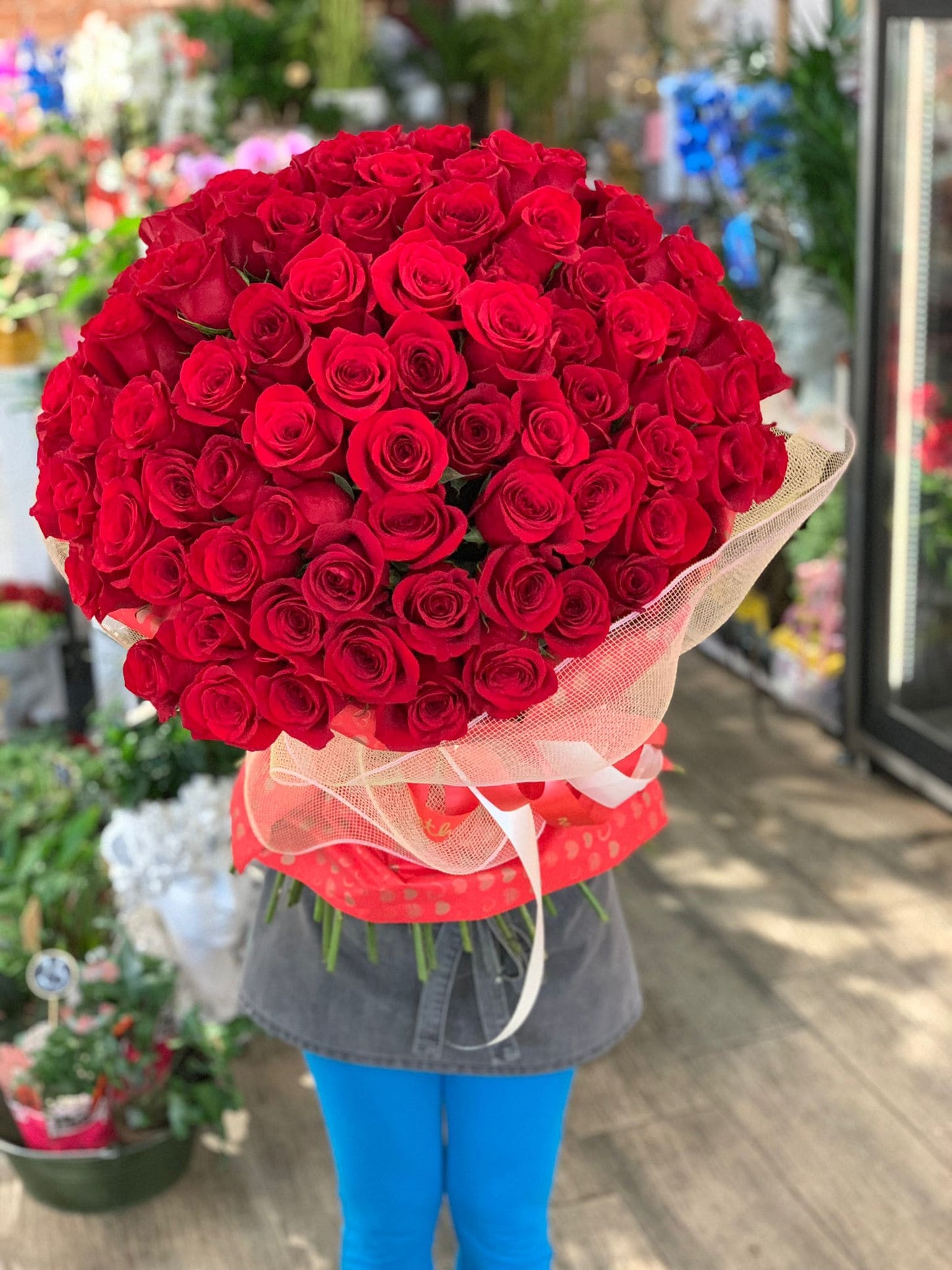 Buchet 101 trandafiri cu livrare GRATUITĂ în Resita Aranjament floral 101 trandafiri cu livrare GRATUITĂ Trandafiri proaspeți pentru livrare GRATUITĂ în Resita Cadou floral 101 trandafiri cu livrare GRATUITĂ Buchet elegant cu 101 trandafiri și livrare GRATUITĂ în Resita