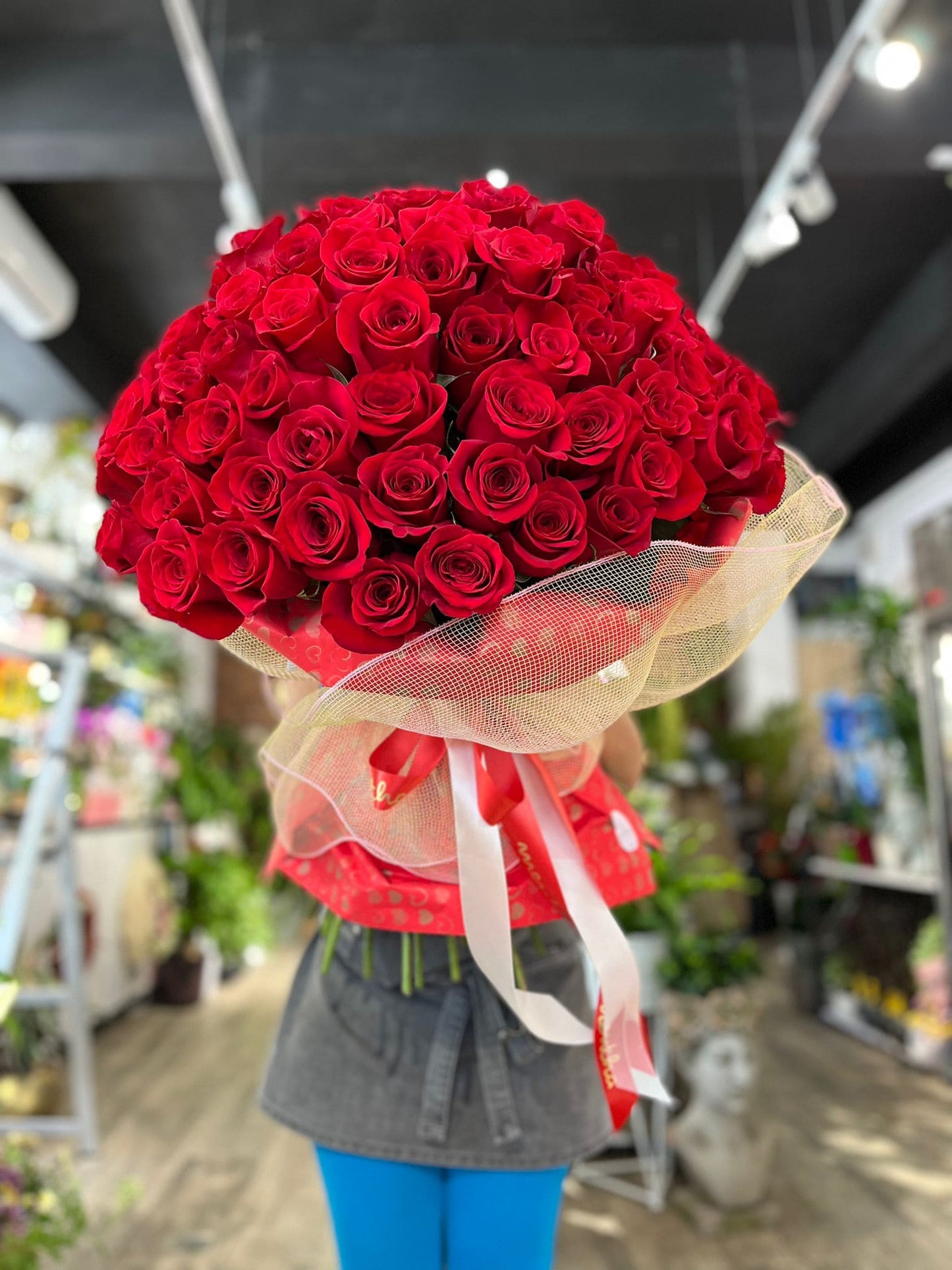 Flori proaspete și parfumate cu livrare GRATUITĂ în Resita Comandă acum: Buchet 101 trandafiri cu livrare GRATUITĂ Trandafiri roșii și albi în buchet de 101 cu livrare GRATUITĂ Alegeți buchetul nostru de 101 trandafiri cu livrare GRATUITĂ în Resita Livrare rapidă și GRATUITĂ pentru buchetul de 101 trandafiri în Resita