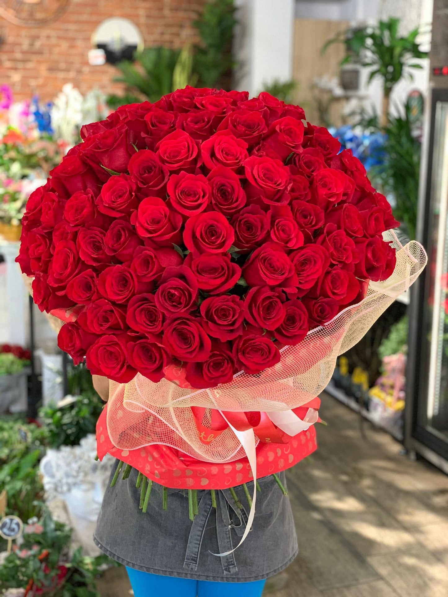 Buchet 101 trandafiri cu livrare GRATUITĂ în Resita Aranjament floral 101 trandafiri cu livrare GRATUITĂ Trandafiri proaspeți pentru livrare GRATUITĂ în Resita Cadou floral 101 trandafiri cu livrare GRATUITĂ Buchet elegant cu 101 trandafiri și livrare GRATUITĂ în Resita