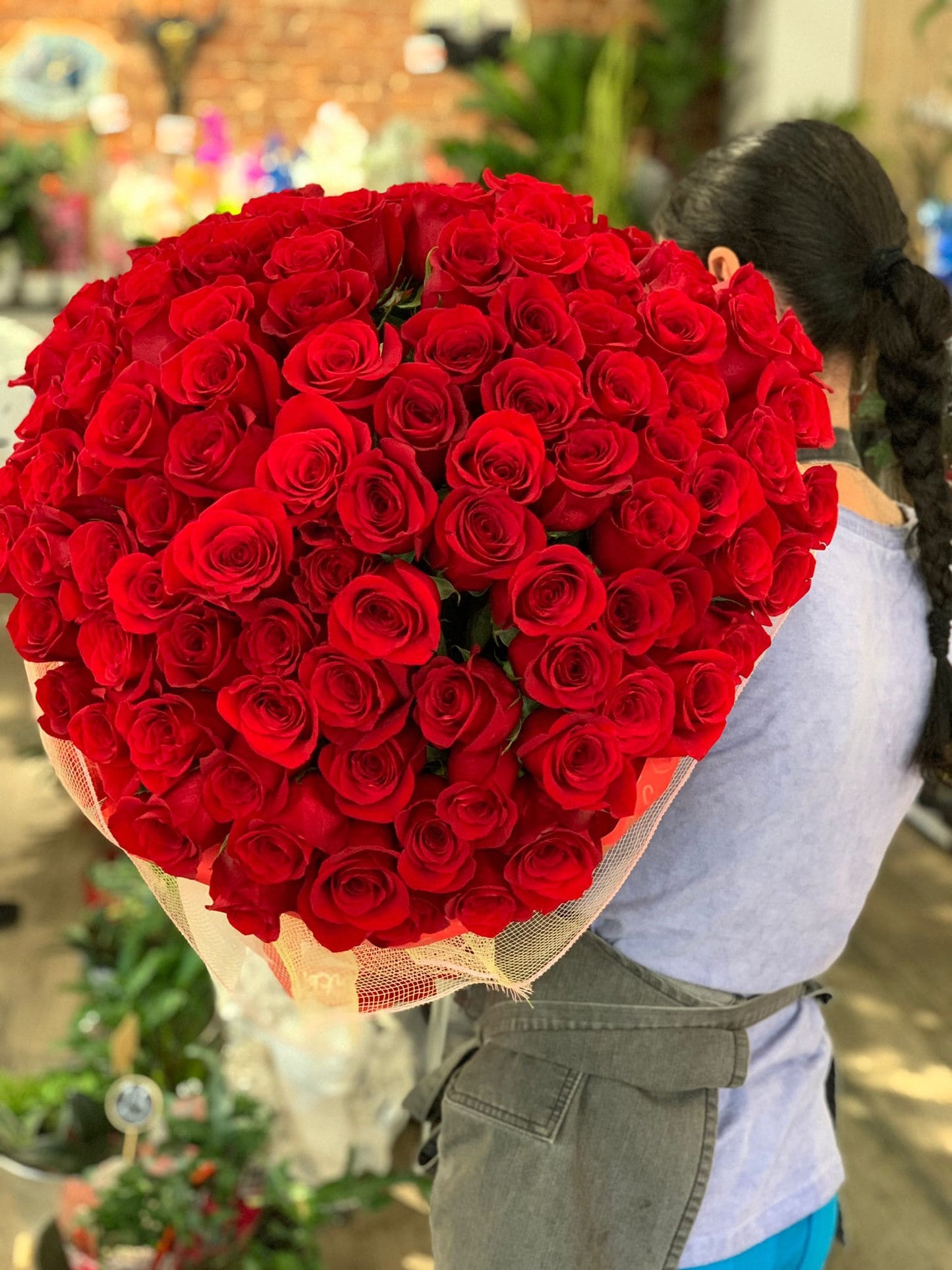 Buchet 101 trandafiri cu livrare GRATUITĂ în Resita Aranjament floral 101 trandafiri cu livrare GRATUITĂ Trandafiri proaspeți pentru livrare GRATUITĂ în Resita Cadou floral 101 trandafiri cu livrare GRATUITĂ Buchet elegant cu 101 trandafiri și livrare GRATUITĂ în Resita