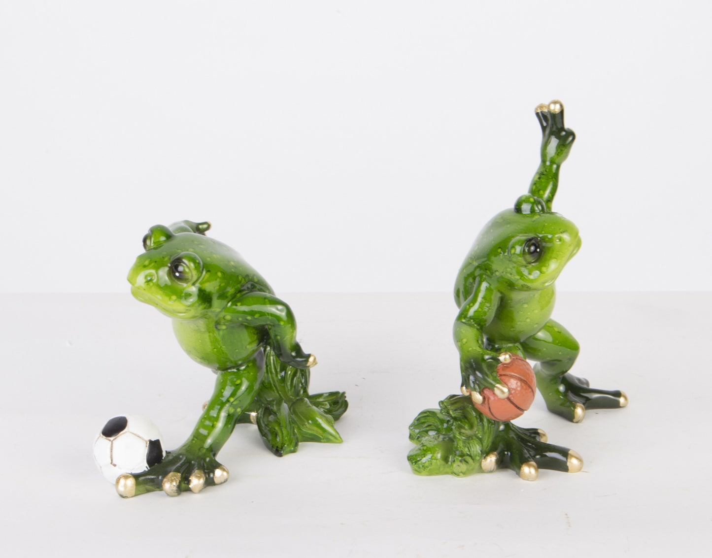 Figurină broască baschetbalist rășină 12,5x10x6cm