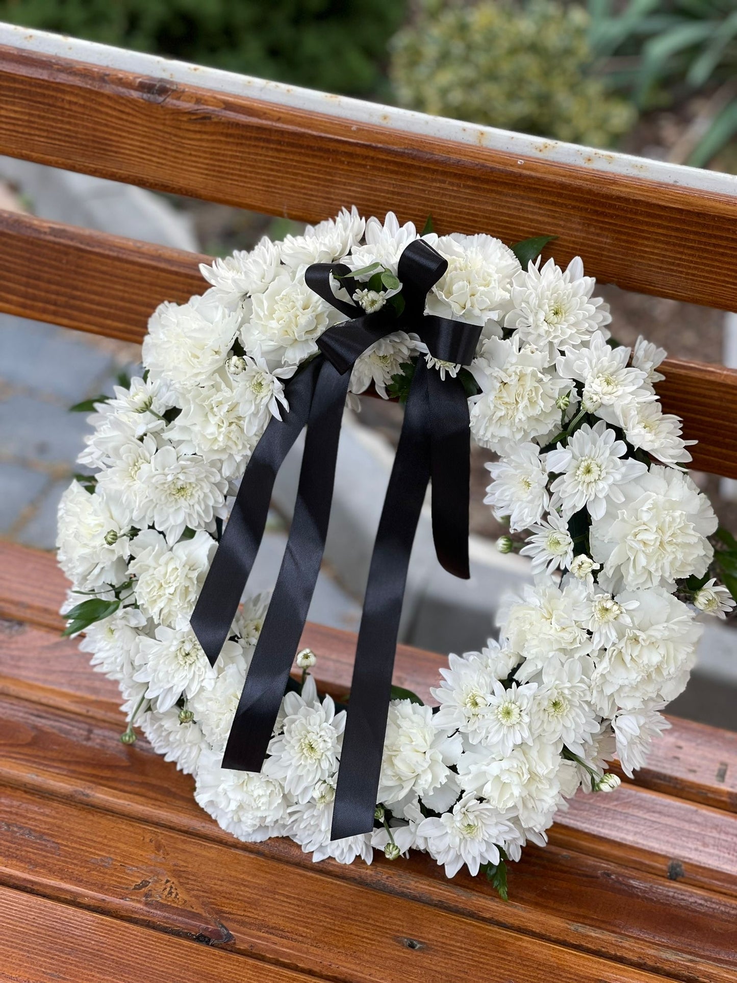 Detaliu coroană funerară din crizanteme albe - aranjament pur și elegant - livrare în Reșița