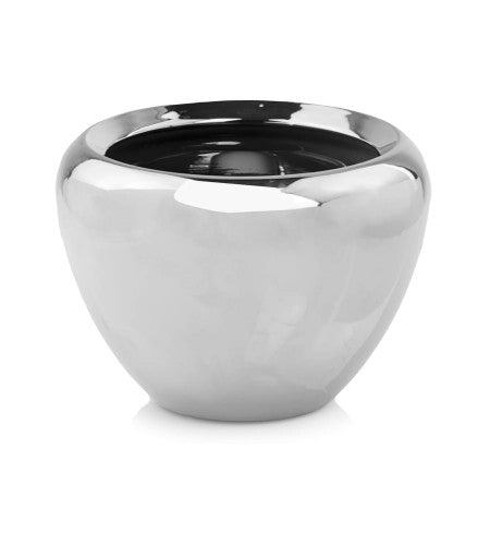Ghiveci decorativ realizat din ceramică argintie cu finisaj premium și design elegant, ideal pentru decoruri moderne și sofisticate. Aspectul metalizat oferă un plus de stil și rafinament oricărui spațiu interior și completează perfect plantele decorative, florile sau suculentele. Este potrivit pentru living, dormitor, birou sau dining și reprezintă o alegere excelentă pentru decoruri glam și accesorii decorative premium.