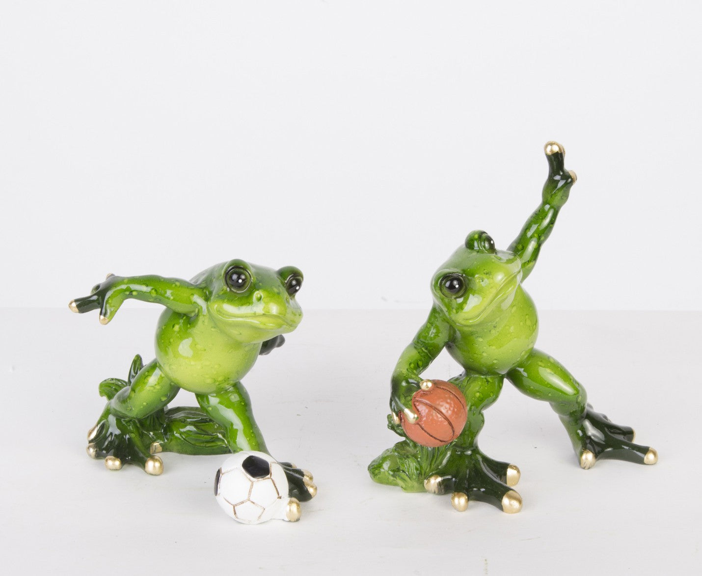 Figurină broască baschetbalist rășină 12,5x10x6cm