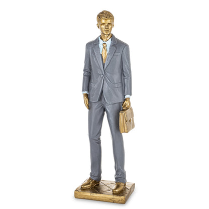 Transformă instant orice birou într-un spațiu de autoritate și eleganță cu această figurină premium bărbat la costum cu diplomat. Este mai mult decât decor — este un simbol al succesului, disciplinei și ambiției. Perfectă pentru birouri moderne, recepții sau spații corporate, dar și ca cadou impresionant pentru parteneri de afaceri sau colegi de top. Atrage atenția și transmite profesionalism din prima secundă.
