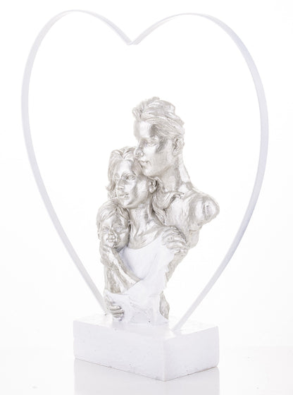 Figurină familie cu un copil în cadru inimă 29x28x6,5 cm