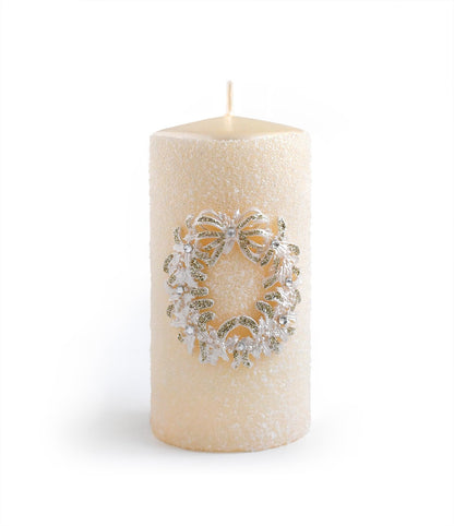 Lumânare decorativă mare în nuanță crem, inspirată de atmosfera caldă a sărbătorilor de iarnă, decorată cu detalii tip cunună argintie. Creează un ambient elegant și festiv, ideal pentru mesele de Crăciun, decorul livingului sau aranjamente centrale de sezon. Designul său echilibrat între clasic și modern o transformă într-o piesă potrivită atât pentru decoruri tradiționale cât și contemporane.