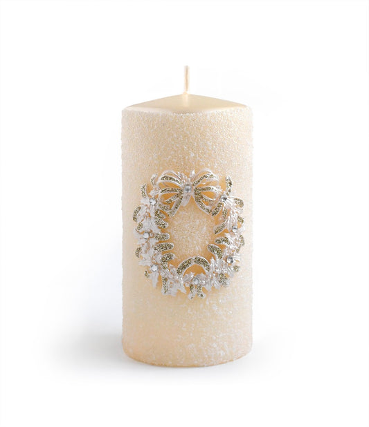 Lumânare decorativă mare în nuanță crem, inspirată de atmosfera caldă a sărbătorilor de iarnă, decorată cu detalii tip cunună argintie. Creează un ambient elegant și festiv, ideal pentru mesele de Crăciun, decorul livingului sau aranjamente centrale de sezon. Designul său echilibrat între clasic și modern o transformă într-o piesă potrivită atât pentru decoruri tradiționale cât și contemporane.