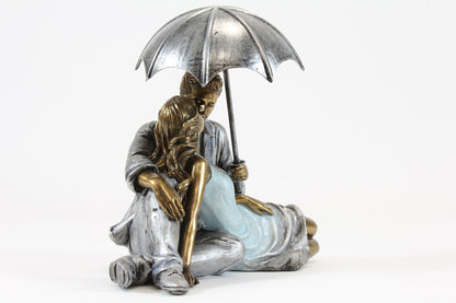 Figurină cuplu îmbrățișați cu umbrelă 15x19x12 cm