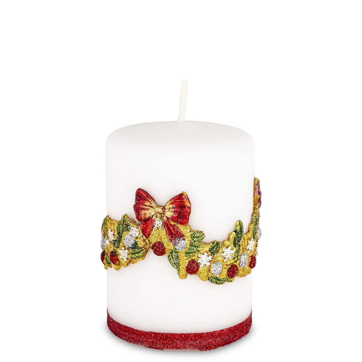Lumânare decorativă albă cu pietre și sclipici, creată pentru a completa decorurile elegante de Crăciun și pentru a aduce un plus de strălucire în atmosfera sărbătorilor. Aspectul luminos se potrivește foarte bine cu ornamente argintii, aurii sau albe și poate fi folosit pentru realizarea unor aranjamente festive deosebite. Este potrivită pentru masa de Crăciun, living, consolă, comodă sau vitrină și poate deveni un cadou delicat pentru familie, prieteni, colegi sau gazde în perioada sărbătorilor.