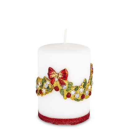 Lumânare decorativă albă cu pietre și sclipici, creată pentru a completa decorurile elegante de Crăciun și pentru a aduce un plus de strălucire în atmosfera sărbătorilor. Aspectul luminos se potrivește foarte bine cu ornamente argintii, aurii sau albe și poate fi folosit pentru realizarea unor aranjamente festive deosebite. Este potrivită pentru masa de Crăciun, living, consolă, comodă sau vitrină și poate deveni un cadou delicat pentru familie, prieteni, colegi sau gazde în perioada sărbătorilor.