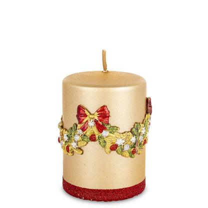 Lumânare decorativă aurie creată pentru a aduce lumină caldă și eleganță meselor de sărbători. Detaliile tip fonte îi oferă un aspect sofisticat, ideal pentru decoruri de Crăciun, aranjamente centrale sau zone de relaxare din living. Se integrează ușor în stiluri clasice sau moderne și creează o atmosferă festivă rafinată.