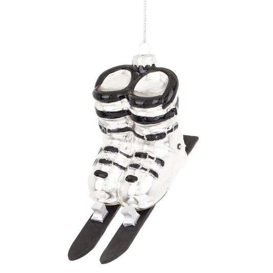 Pentru iubitorii de iarnă și aventură, acest glob de Crăciun cu design clăpari ski este alegerea perfectă pentru un brad unic și memorabil. Adaugă personalitate decorului tău festiv și spune o poveste despre pasiune și libertate. Este ideal ca ornament special sau cadou tematic pentru pasionații de ski și munte. Un detaliu mic cu impact mare în decorul de sărbători.