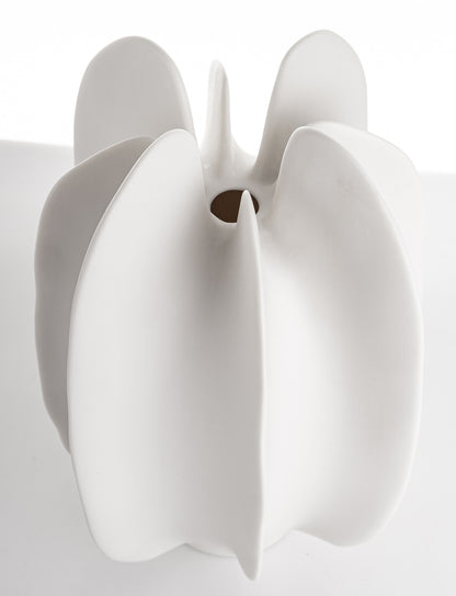 Vază porțelan crem minimalistă modernă, ideală pentru flori și decor interior elegant natural și contemporan.
