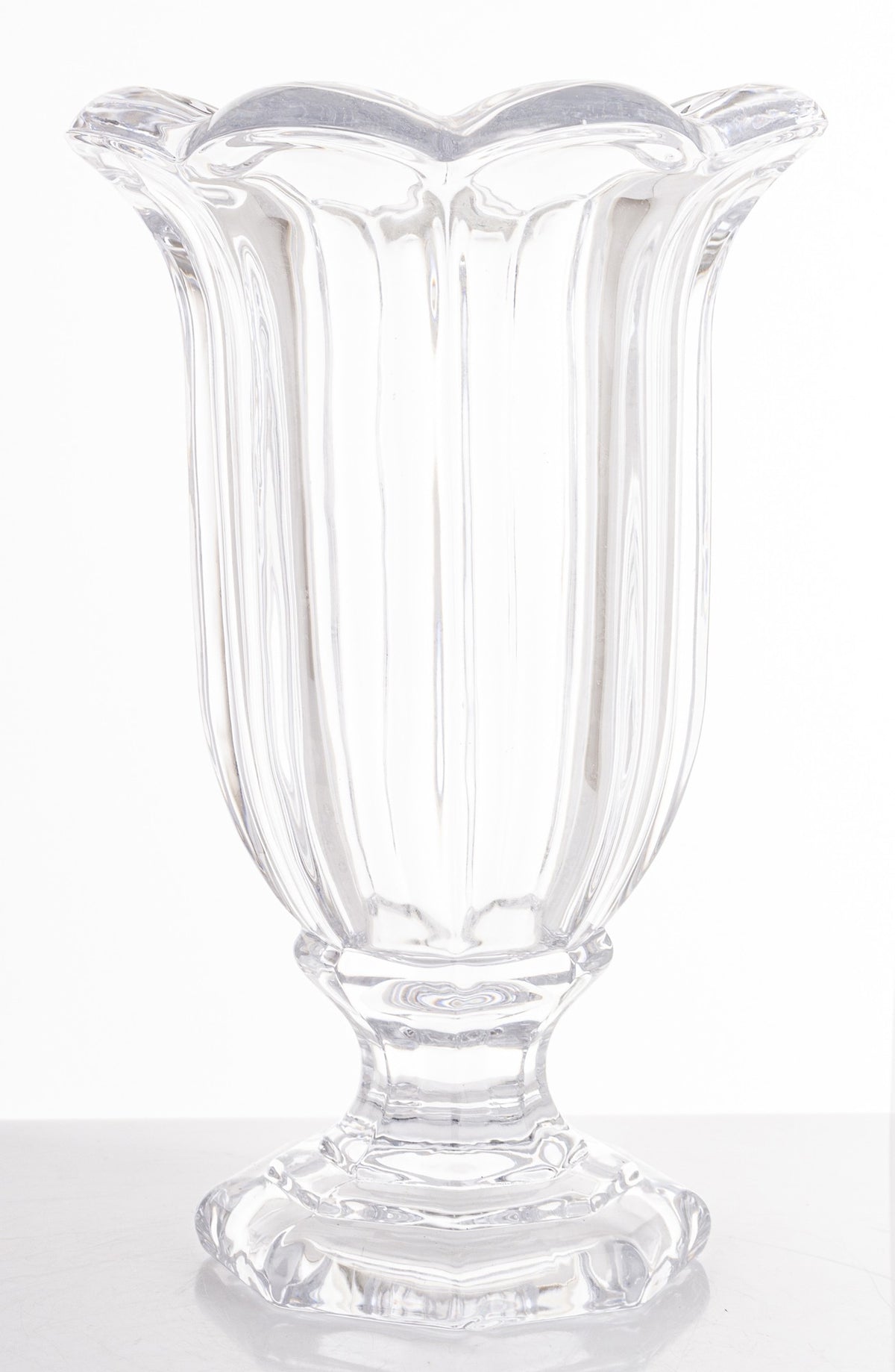 Vază sticlă masivă cu picior transparent, ideală flori, decor modern și cadou elegant de casă nouă.