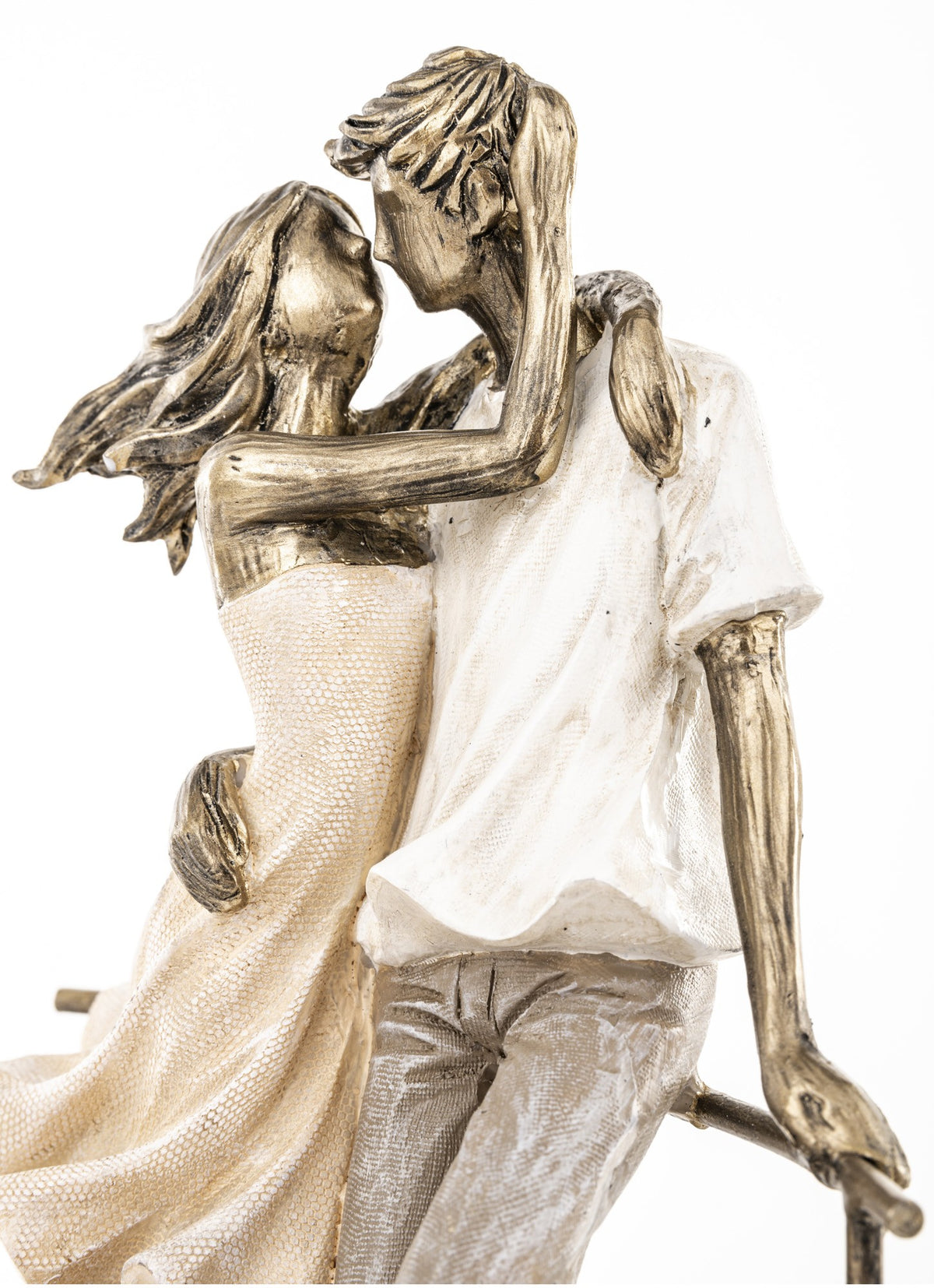 Figurină cuplu îmbrățișați sărut, decor romantic ideal pentru casă sau cadou emoțional pentru cupluri.