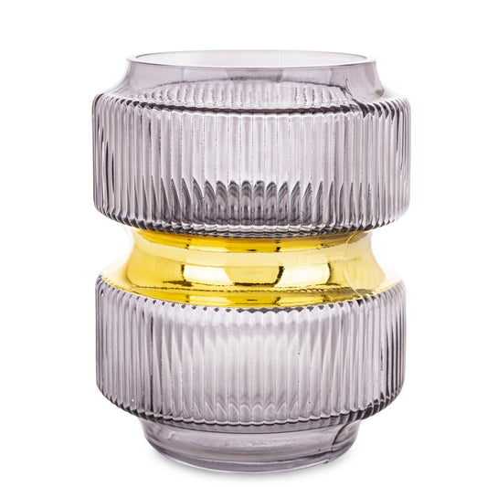 Vază decorativă din sticlă fumurie cu detalii aurii, ideală pentru flori naturale sau artificiale. Designul modern-elegant o face potrivită pentru living, dormitor sau spații premium. Adaugă instant rafinament și stil oricărui interior.